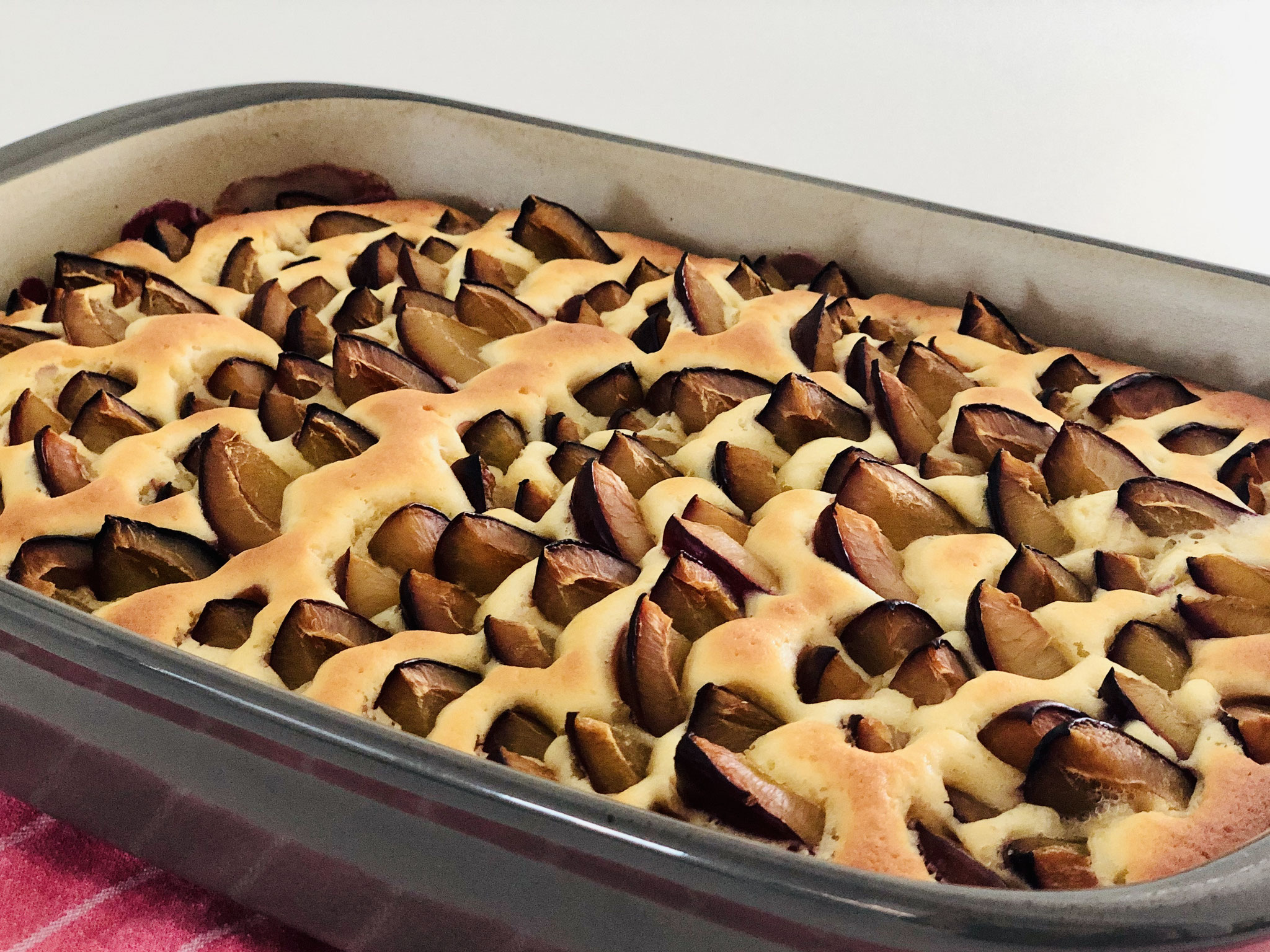 Nun kann ich den Kuchen mit einem Messer in der Form anschneiden und mit dem kleinen Servierheber von Pampered Chef® ganz leicht entnehmen...