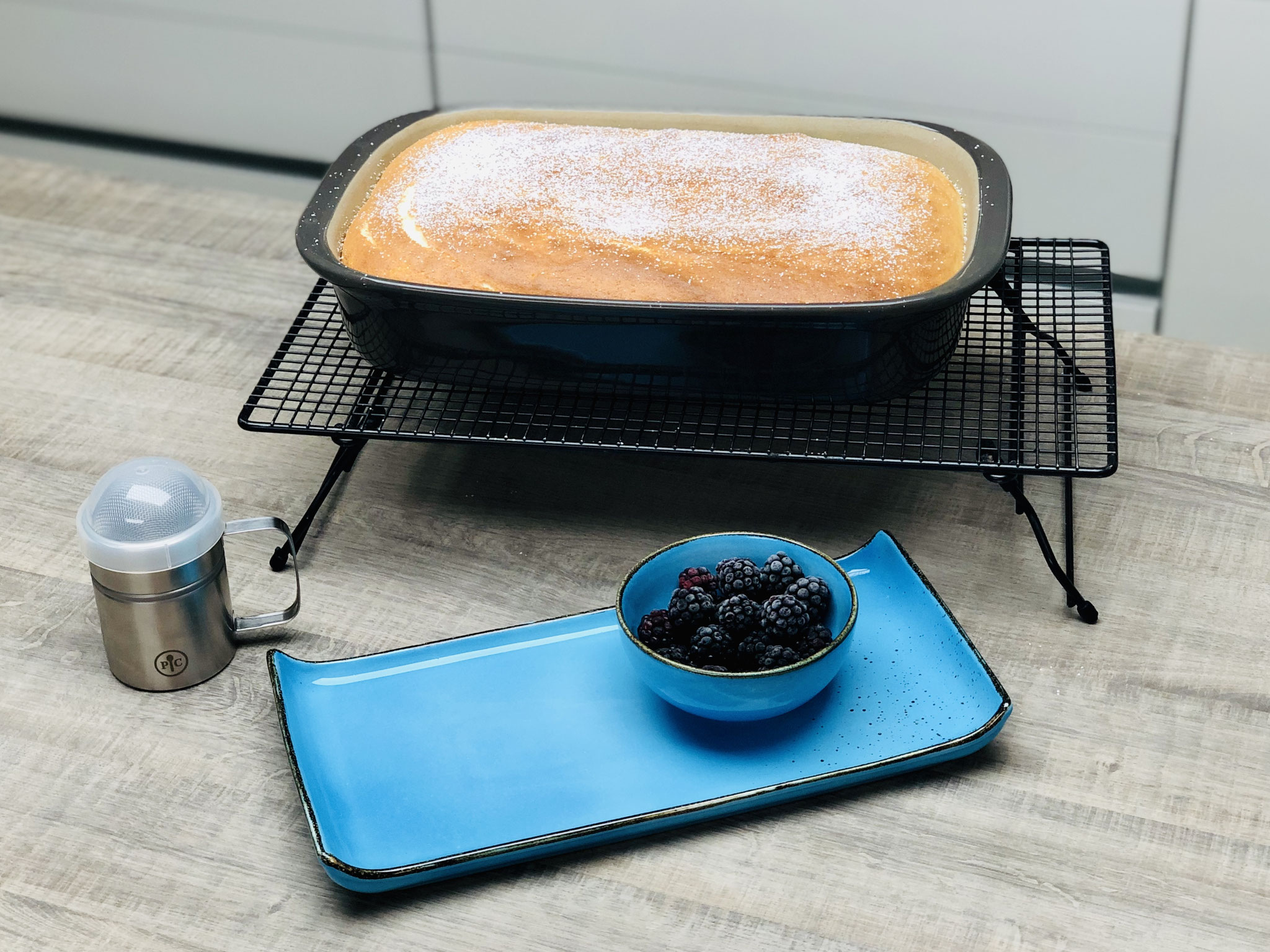 Dampfend wird der Kaiserschmarren mit Puderzucker bestäubt und in Stücken herausgenommen und mit zwei Gabeln in Stücke gerissen