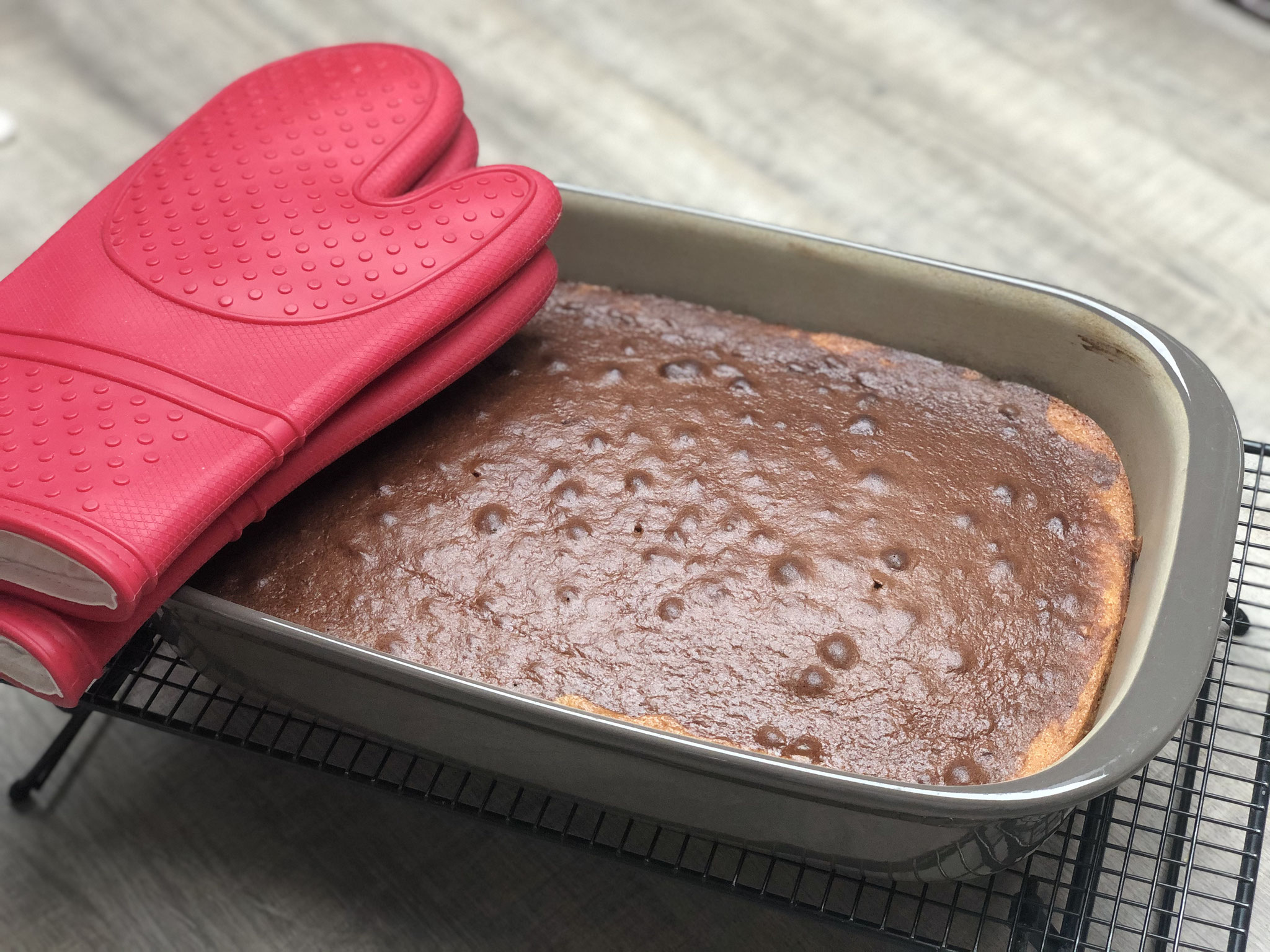 Mit den Silikonhandschuhen von Pampered Chef den fertigen Kuchenboden aus dem Backofen entnehmen...