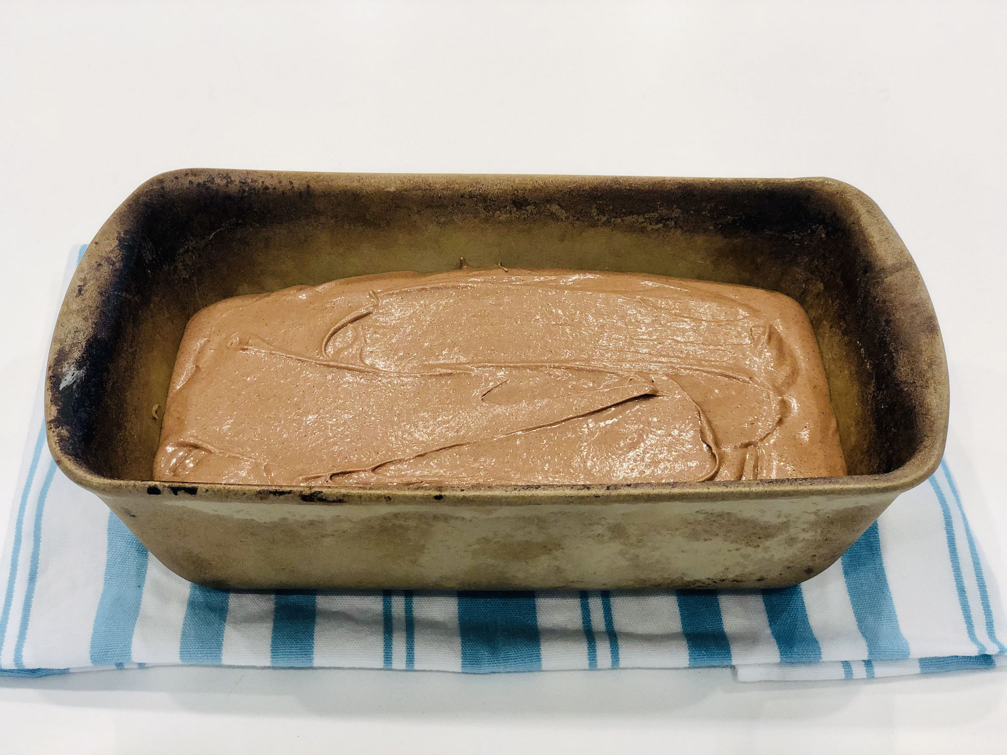 Den Teig gibst du dann in den gefetteten Zauberkasten Plus von Pampered Chef...