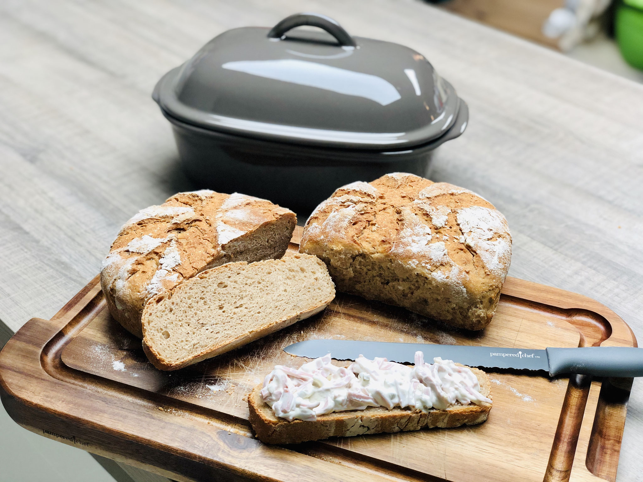 Nach dem backen im Ofenmeister sieht das Brot so aus. Ich liebe die Stoneware, da ich darin Steinbackofenbrote backen kann ♥