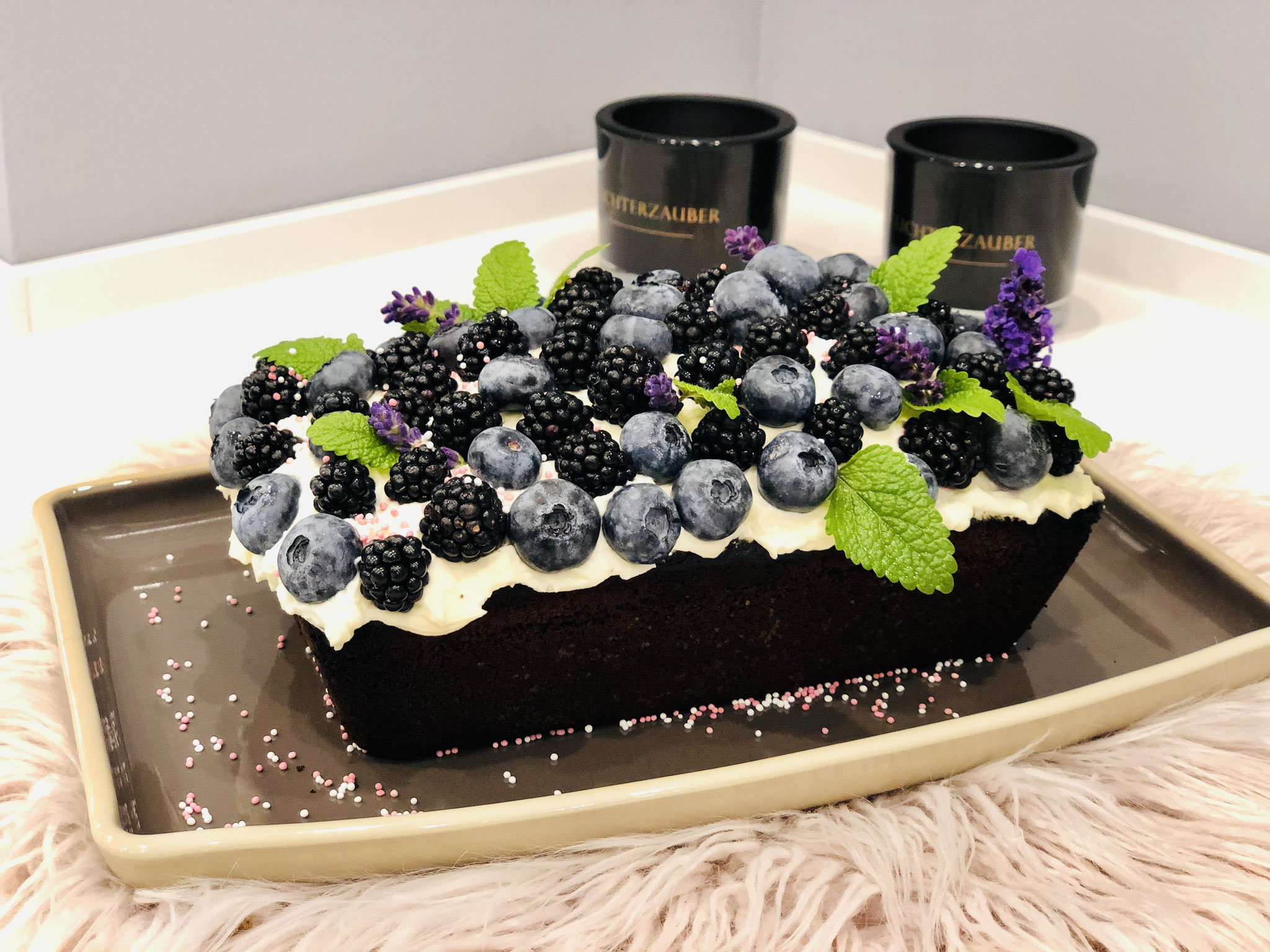Entweder zauberst du dir wie ich hier eine Torte aus dem Kuchen oder du gibst einfach nur Puderzucker aus dem Streufix über den Kuchen oder überziehst diesen mit Schokoglasur... lass deiner Fantasie freien Lauf ♥
