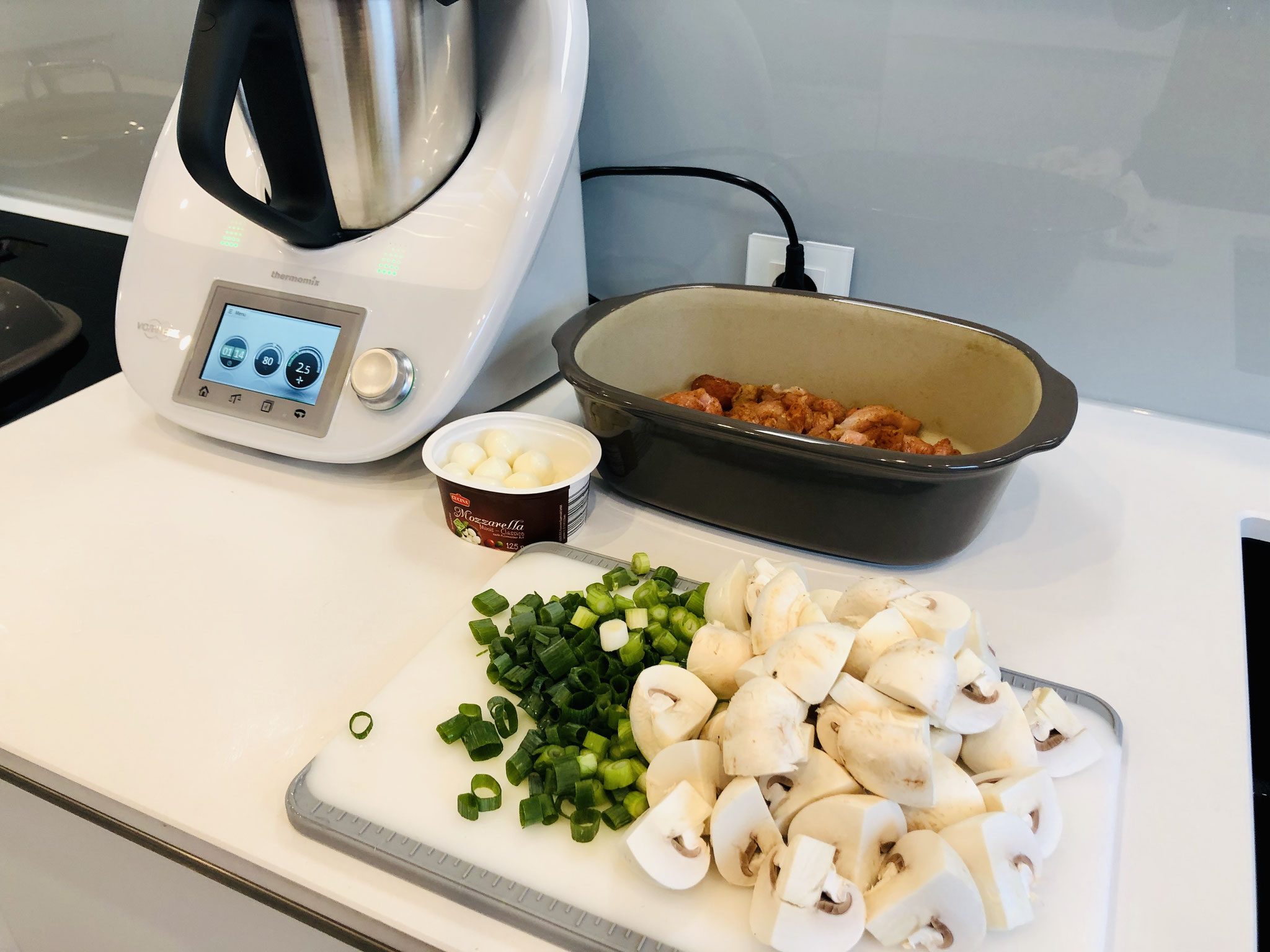 Hier siehst du wie ich alles klein schnipple und in den Ofenmeister oder das Grundset von Pampered Chef gebe...