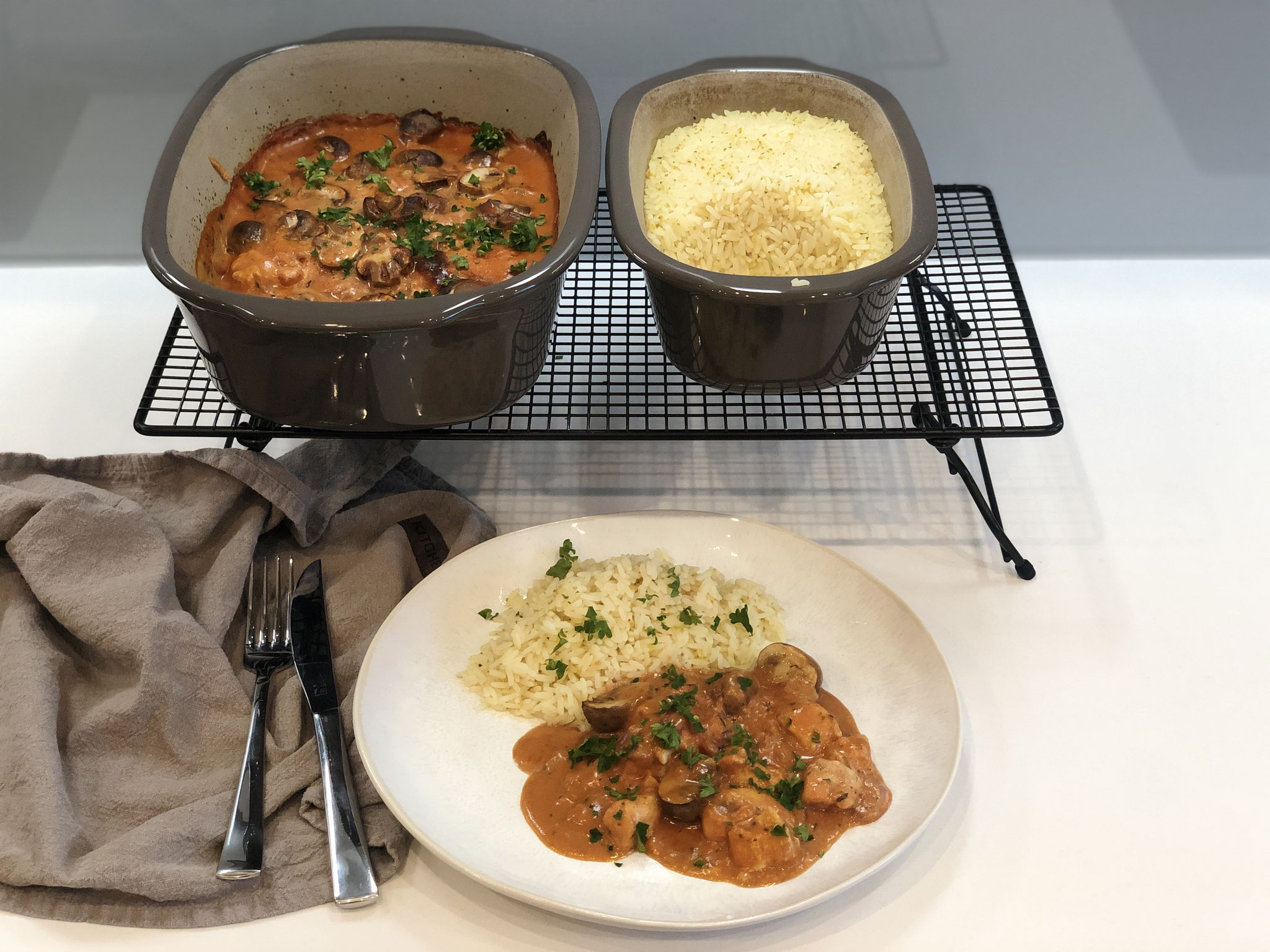 Deckel auflegen und beides nebeneinander in den Backofen stellen...