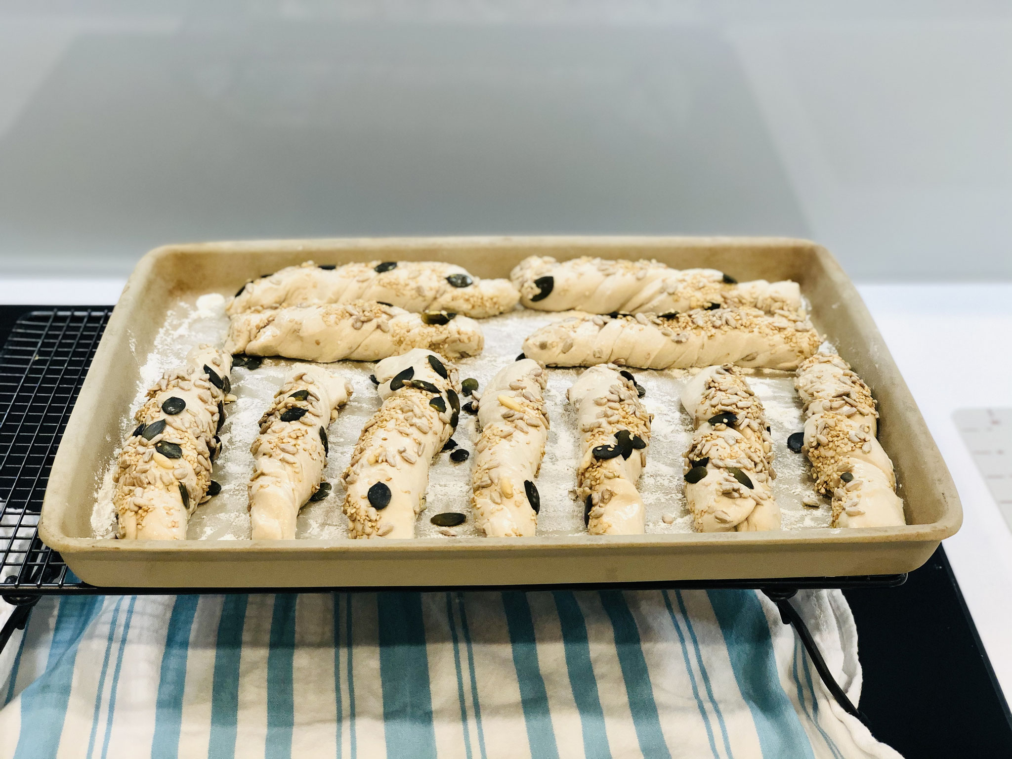 Nach der Ruhezeit die Teiglinge formen und zwirbeln und auf den großen Ofenzauberer von Pampered Chef® legen...