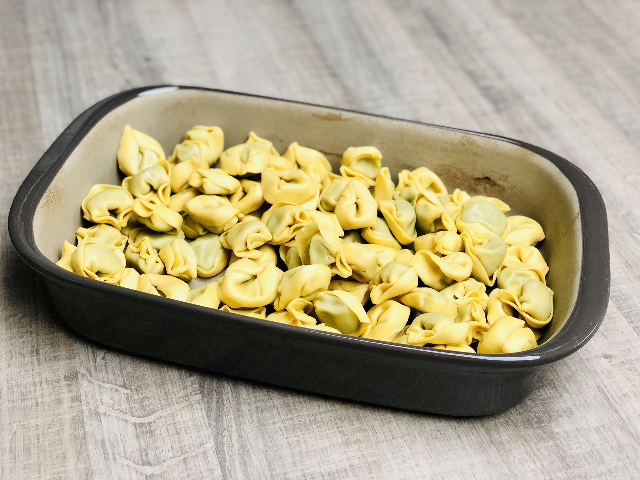 Die rohen Tortellini in den Ofenhexe® geben...