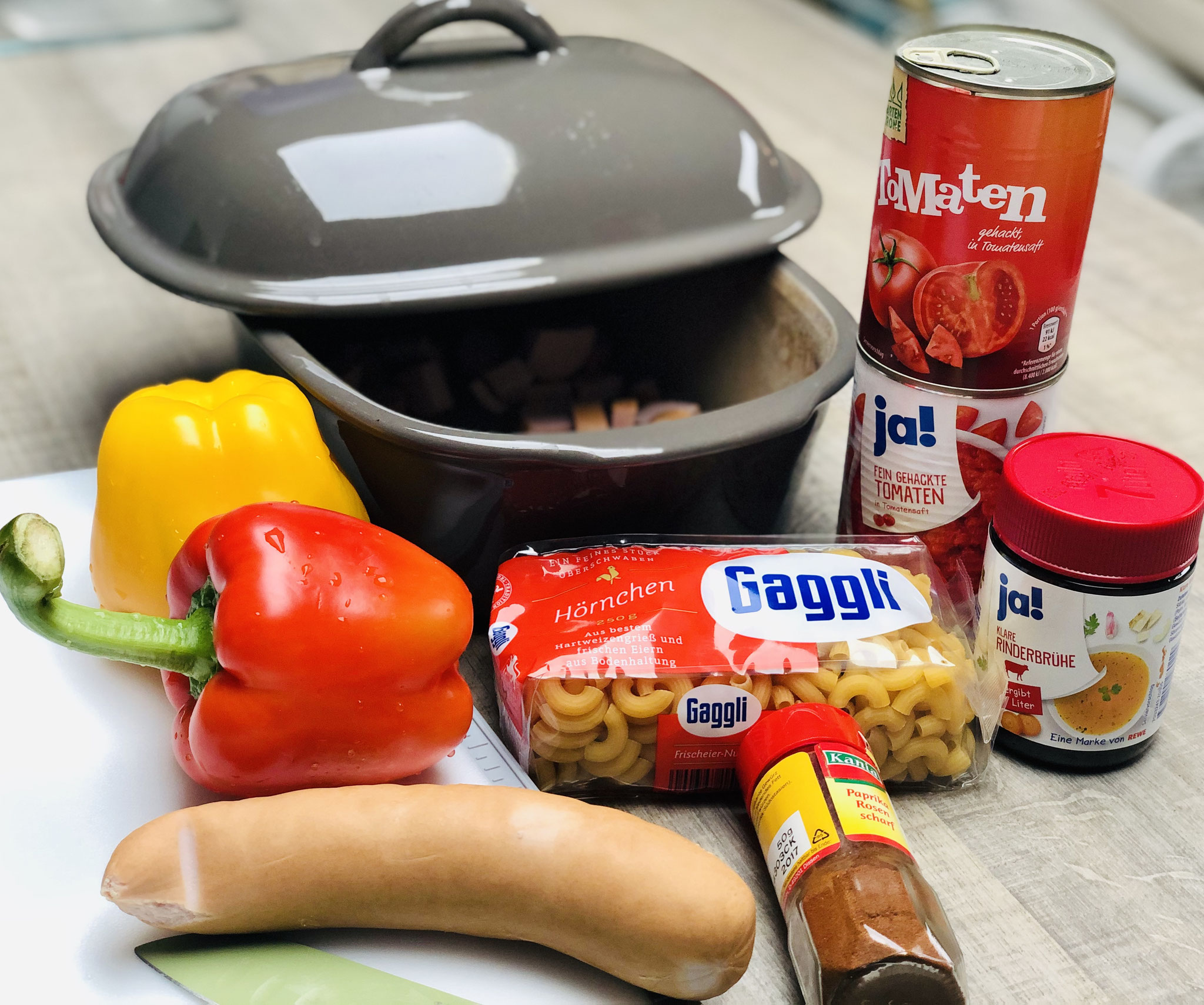 Diese Zutaten brauchst du für das leckere Würstchengulasch aus dem Ofenmeister....