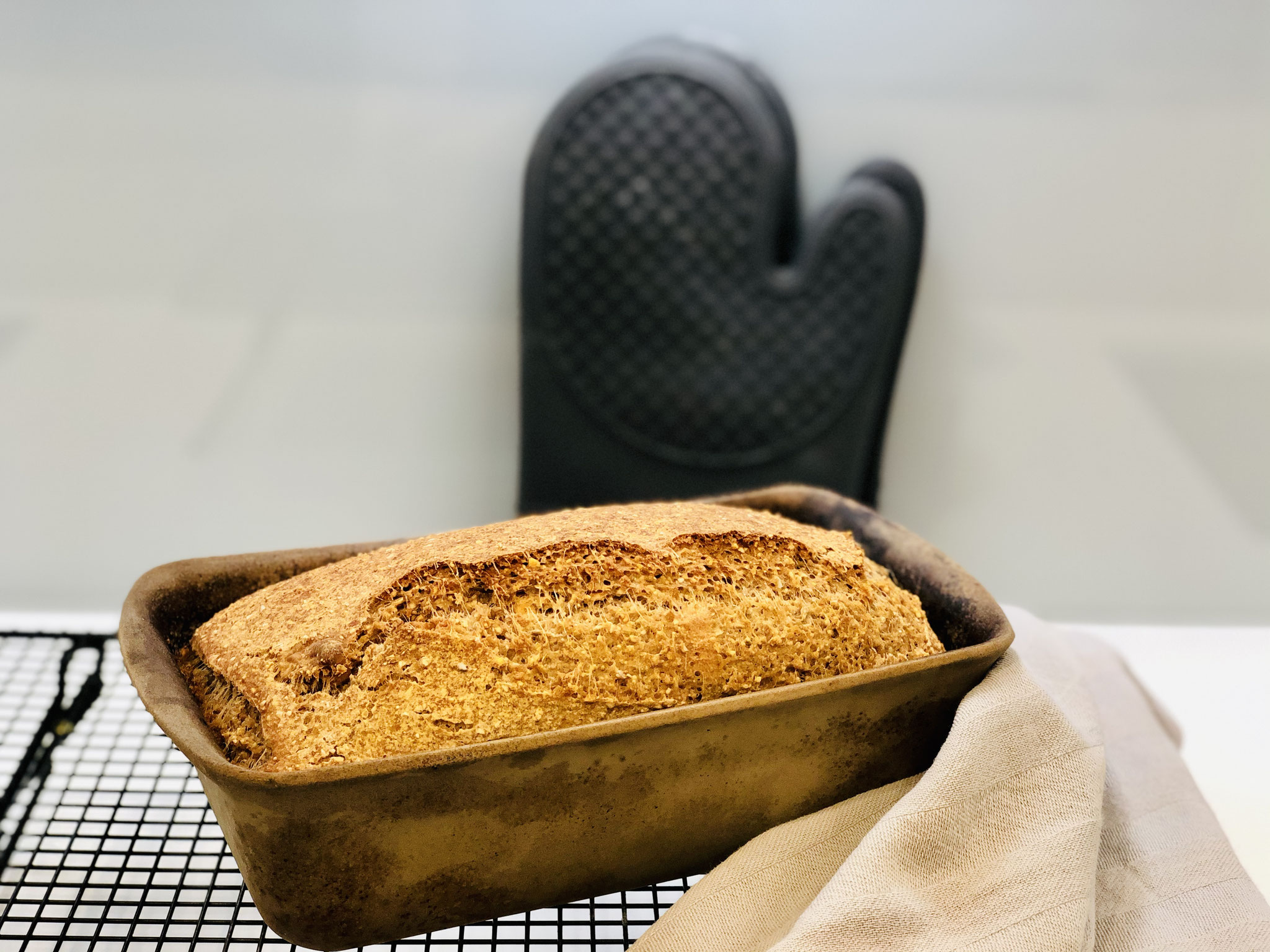 Hier siehst du mein frisch gebackenes Brot aus dem Zauberkasten Plus das nun ganz schnell auf das Pampered Chef® Kuchengitter zu abkühlen gestürzt werden muss...