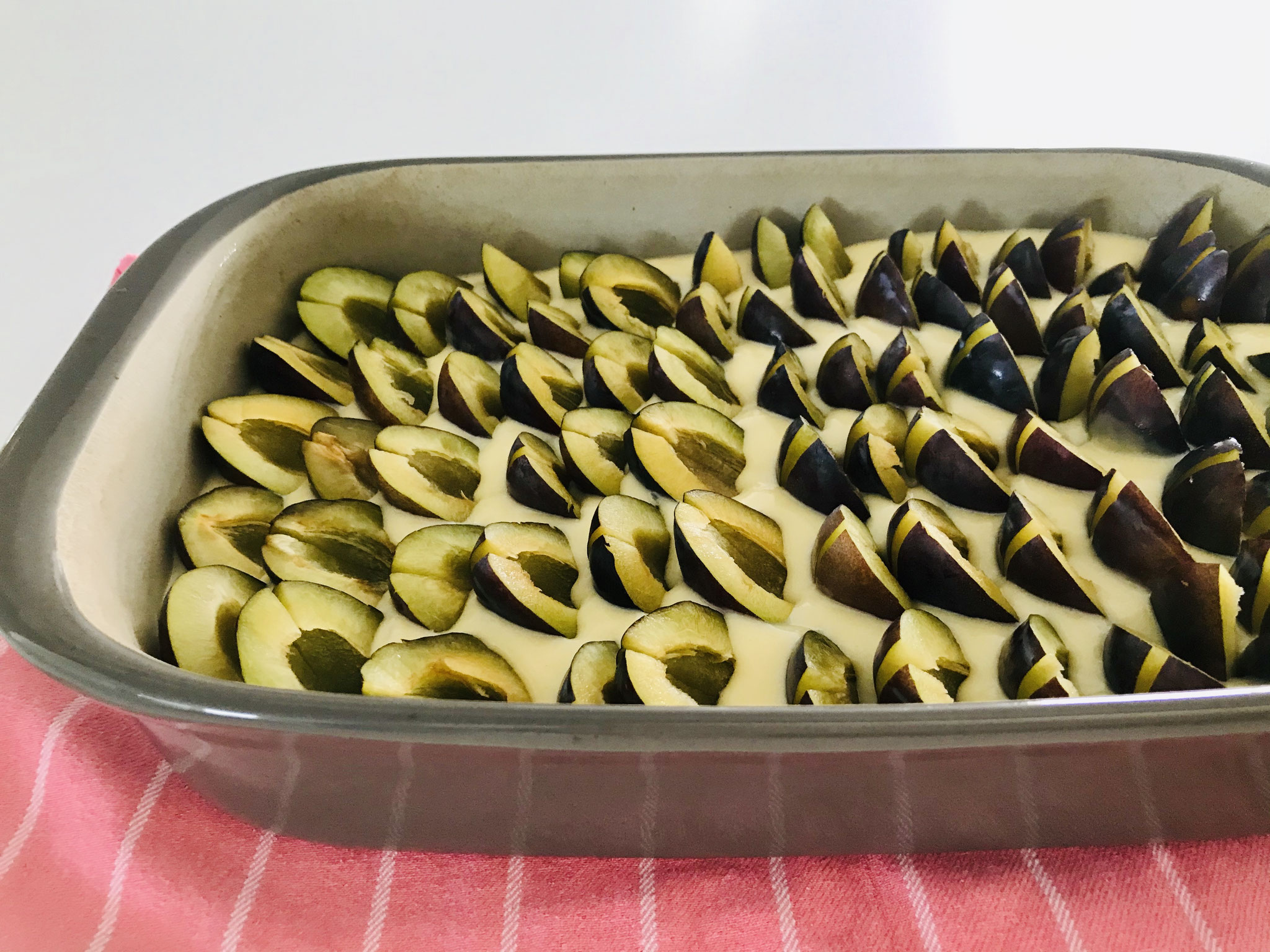 Vor dem backen fette ich die Ofenhexe® mit etwas Rapsöl und dem Silikonpinsel ein....