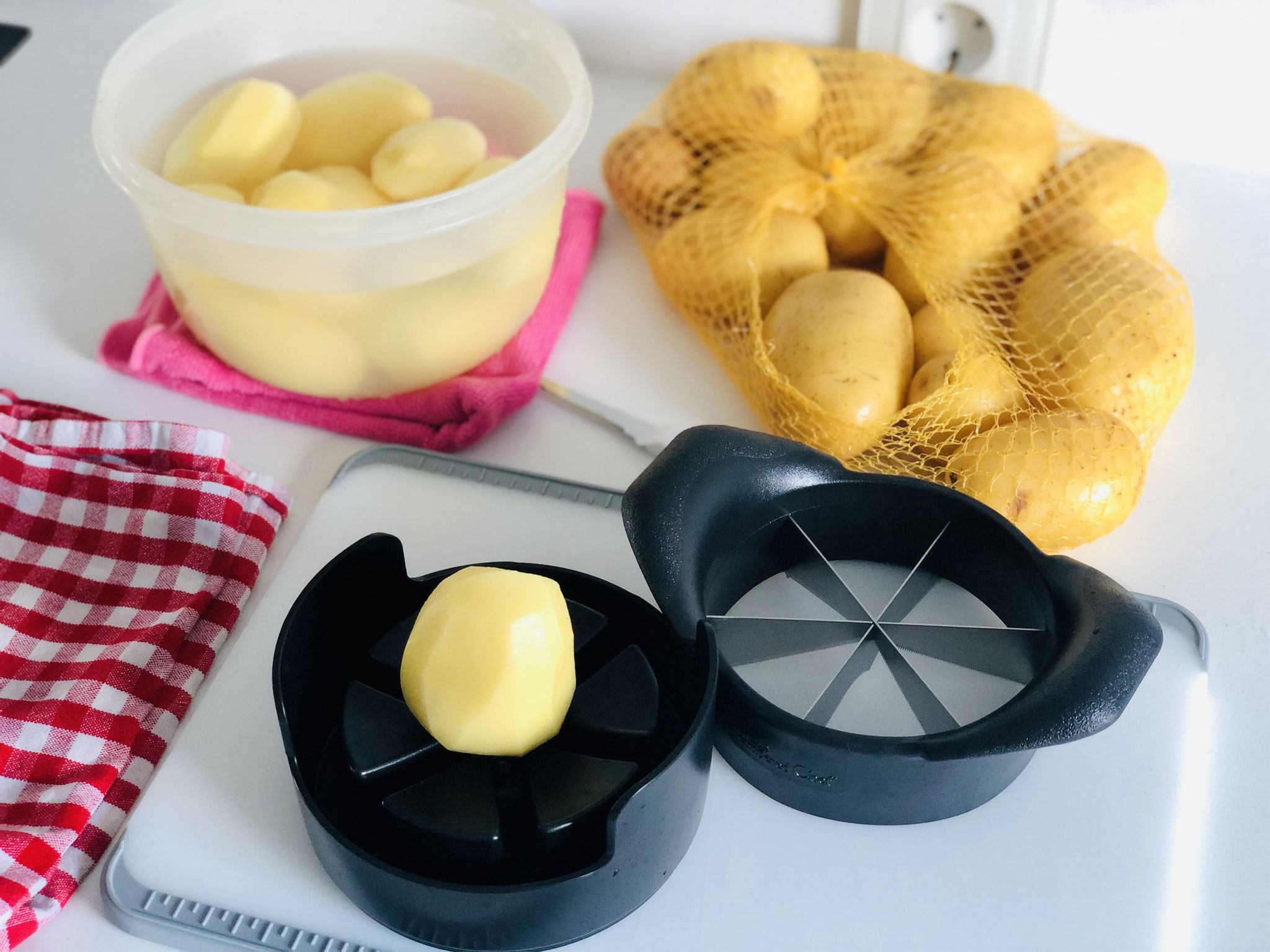 Die Kartoffeln schälen und in Spalten schneiden, wässern und danach in Öl mit Gewürzen wälzen...