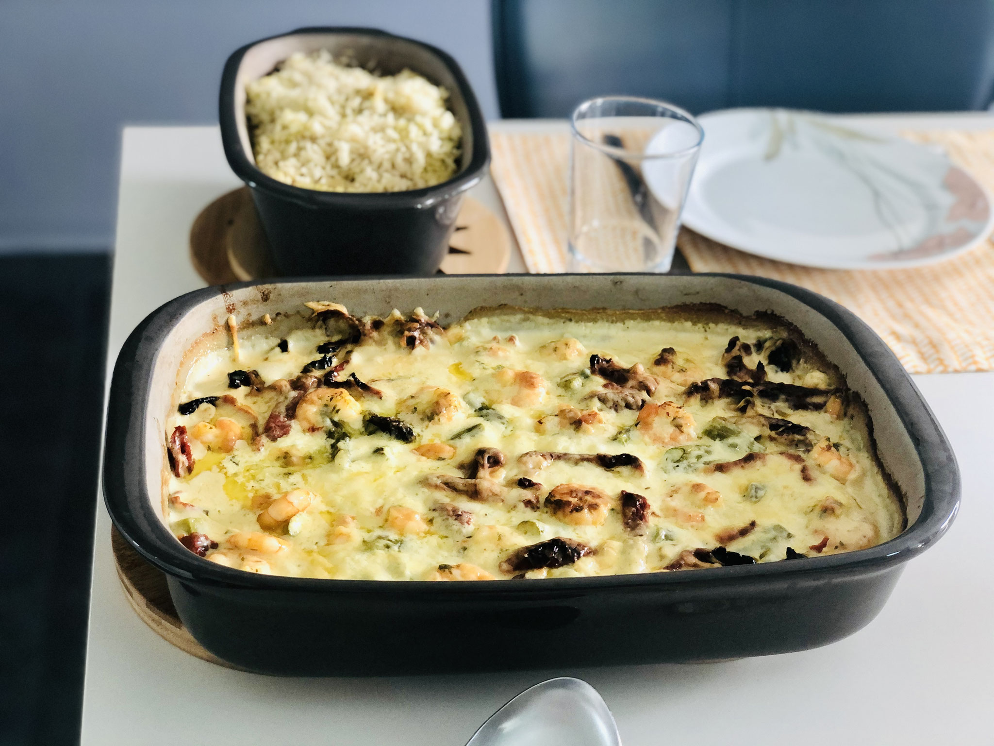 Gouda mit der groben MicroPlan® Reibe reiben und über die Sauce verteilen...