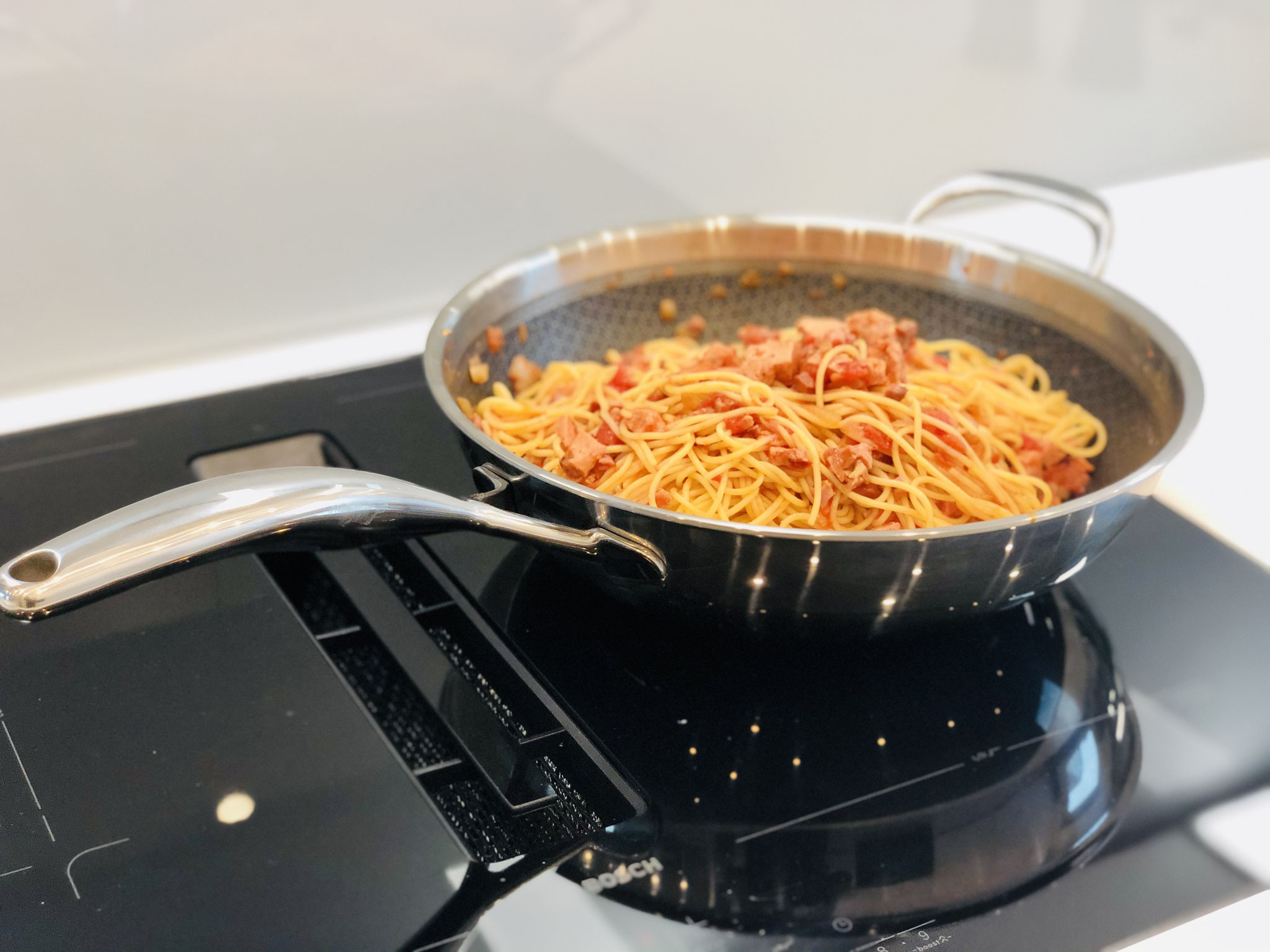 Sollte deine Sauce zu wässrig sein, dann gieße etwas Nudelwasser nach, das macht die Sauce sämiger und gibt noch mehr Geschmack...