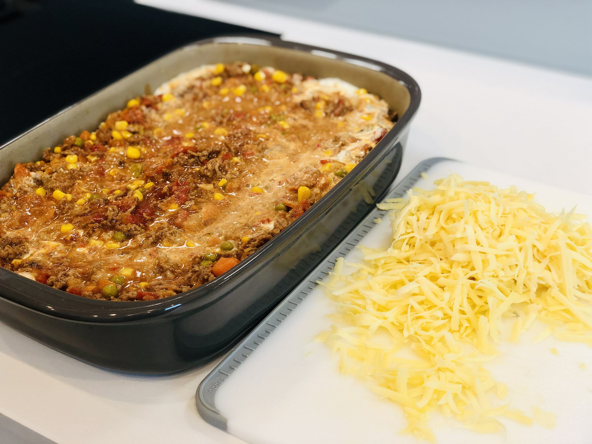 In zwei Schichten gebe ich die Lasagne Platten und die Hackfleisch Sauce in die rechteckige Ofenhexe® von Pampered Chef®