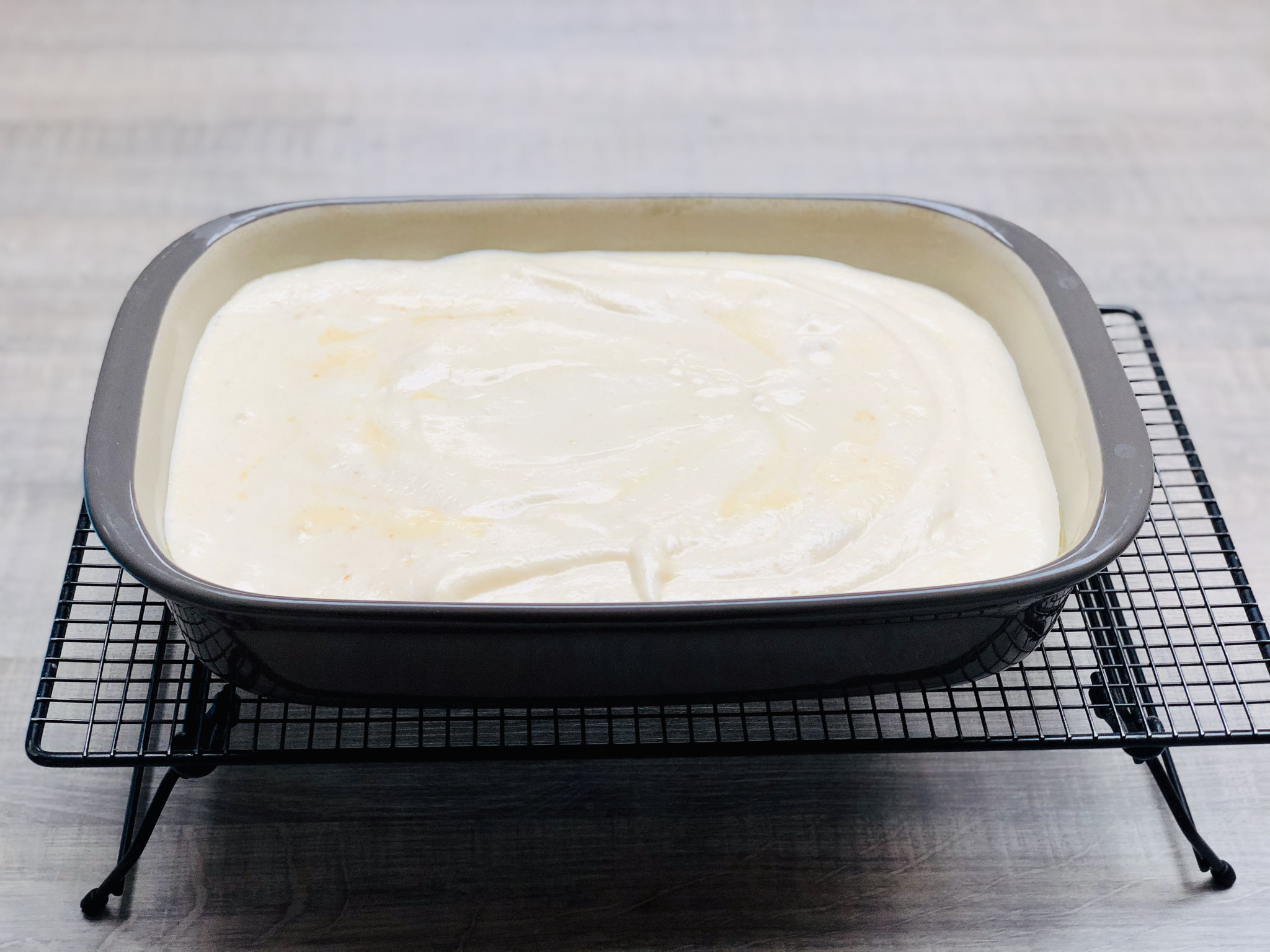 Hier siehst du wie der lockere Teig darauf warte mit der Ofenhexe® in den Backofen geschoben zu werden