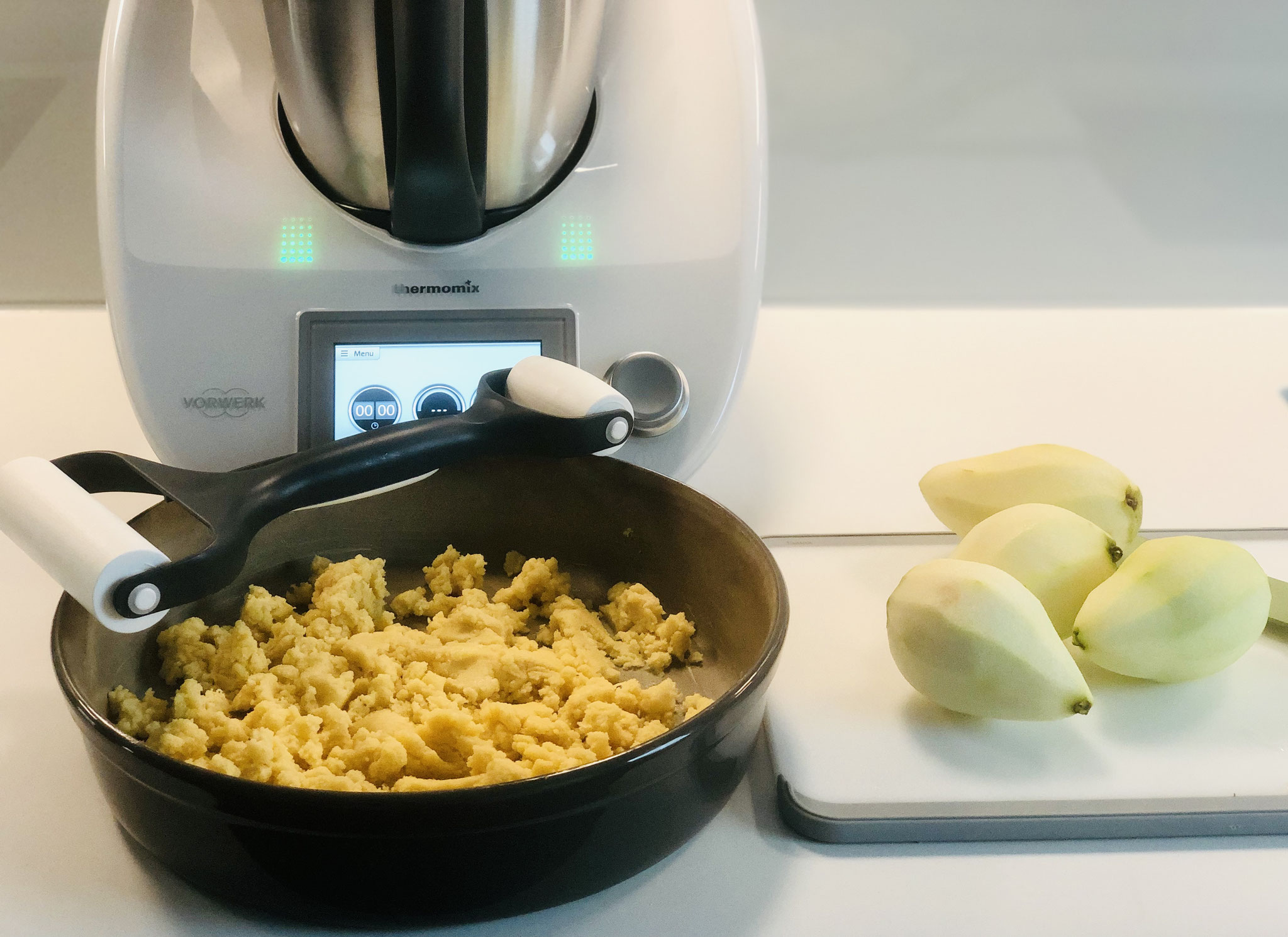 Mit dem Teigroller von Pampered Chef den Teig mit der kleinen Rolle den Teig direkt in der runden Stoneware Leila auswellen und einen kleinen Rand hochziehen...