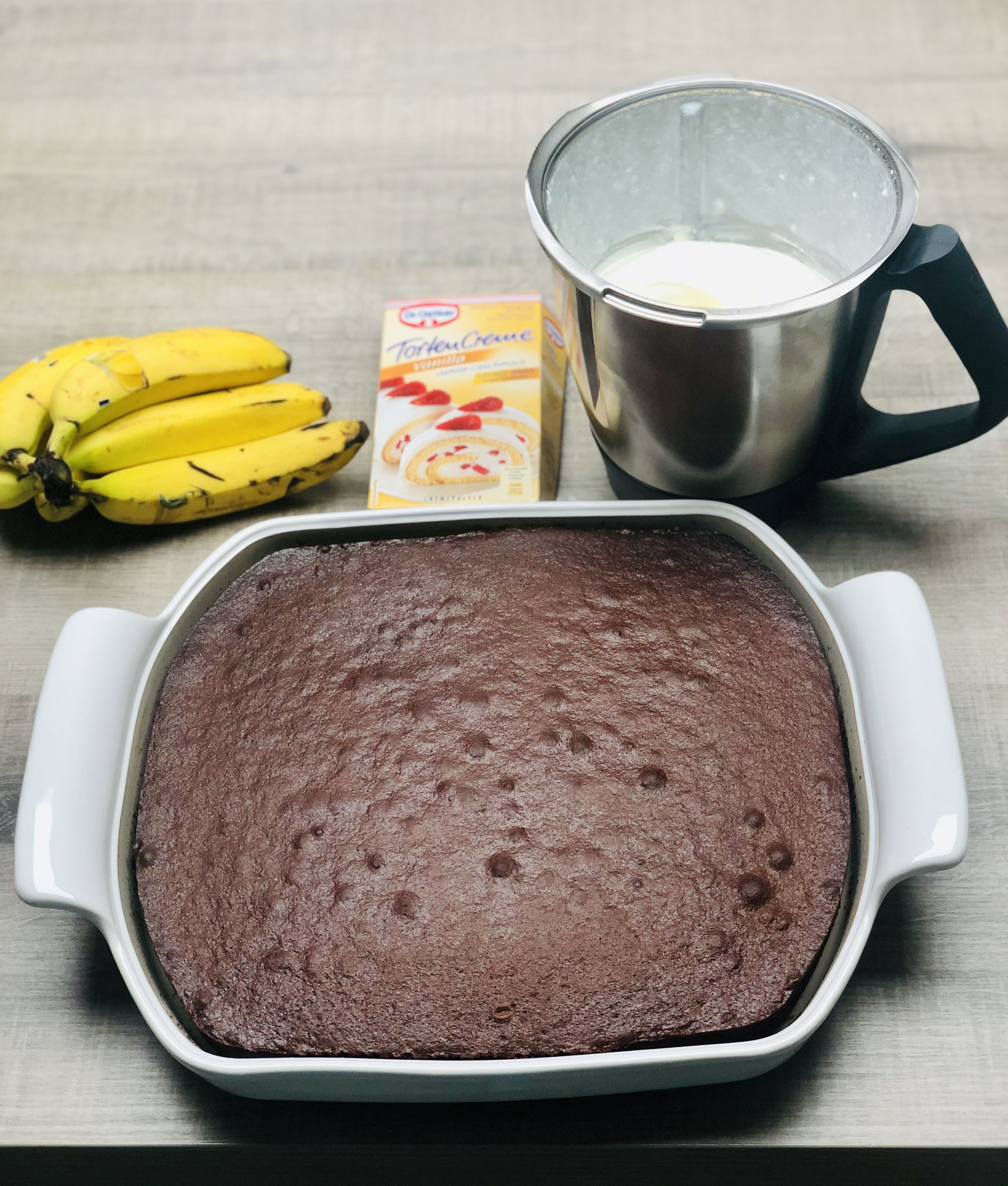 Hier siehst du den Schokoladen Tortenboden den ich mit der Dr. Oetker Paradiescreme im großen flachen Bäker gebacken habe....