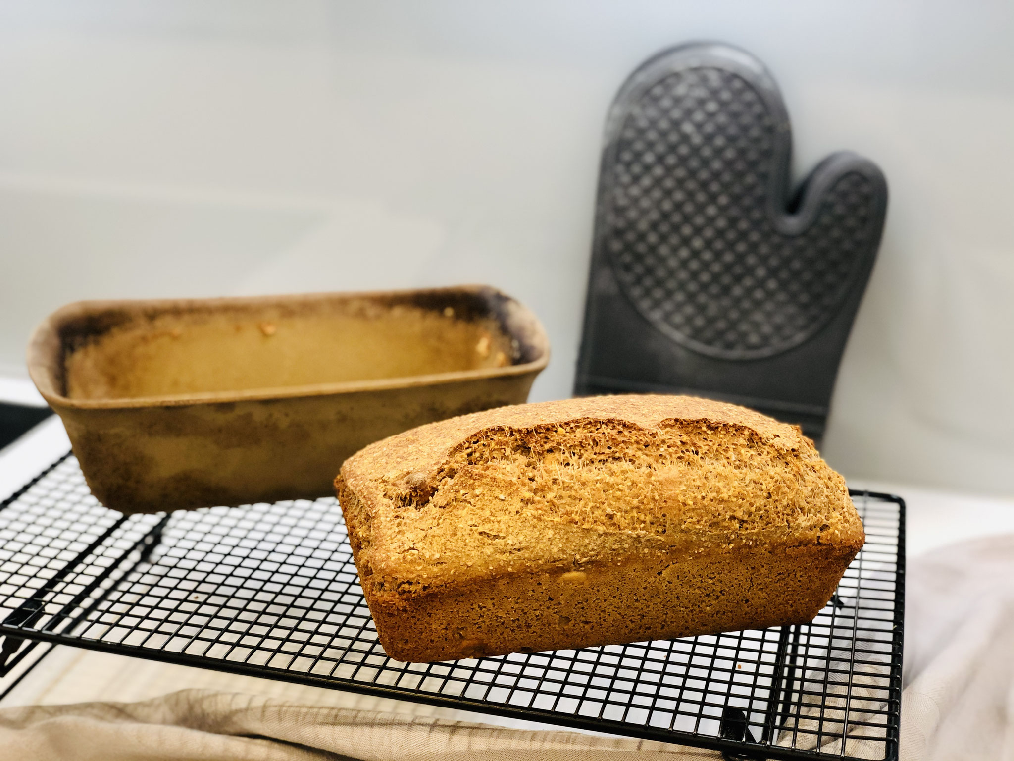 Ich benutze um die heiße Stoneware sicher aus dem Backofen zu entnehmen unsere Silikonhandschuhe Packs An!