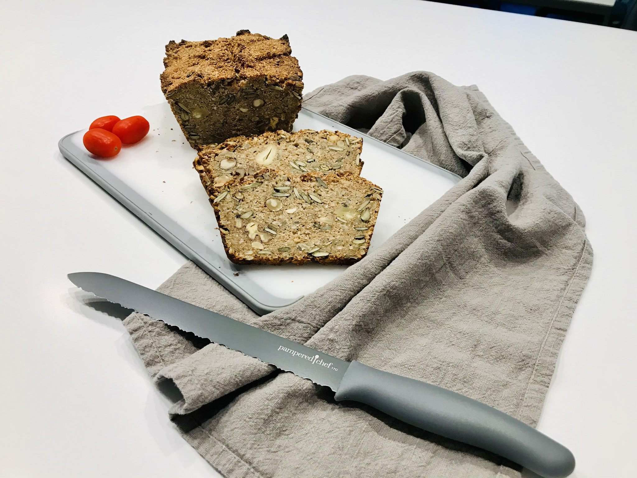 Das ist ein Brot für Menschen die gerne Vollkorn essen und dazu noch den vollen Geschmack von Nüssen mögen.... Saftig und kraftvoll macht es dich satt... ♥