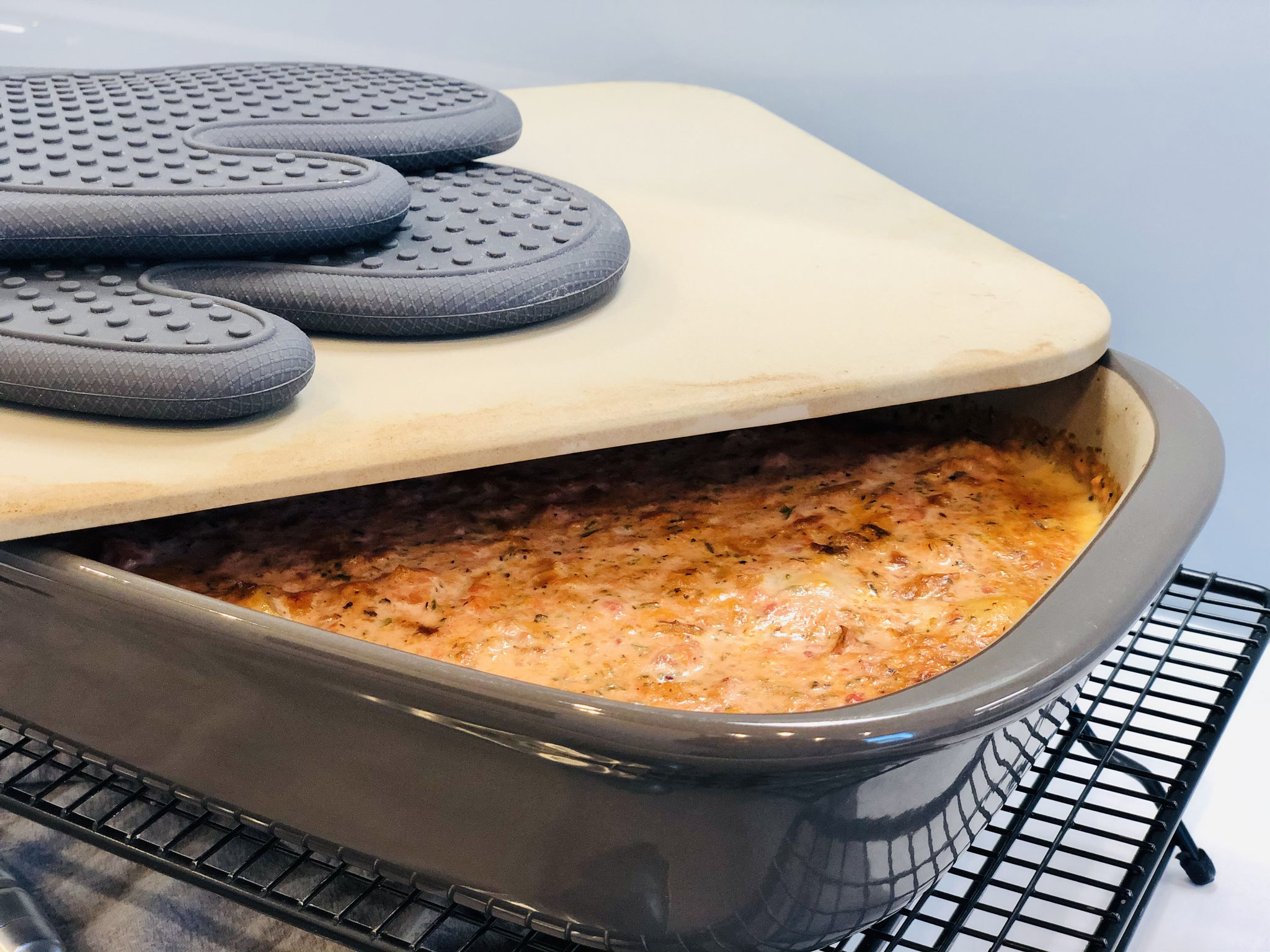 In den vorgeheizten Backofen einschieben (siehe Rezept) und darin schmoren lassen....