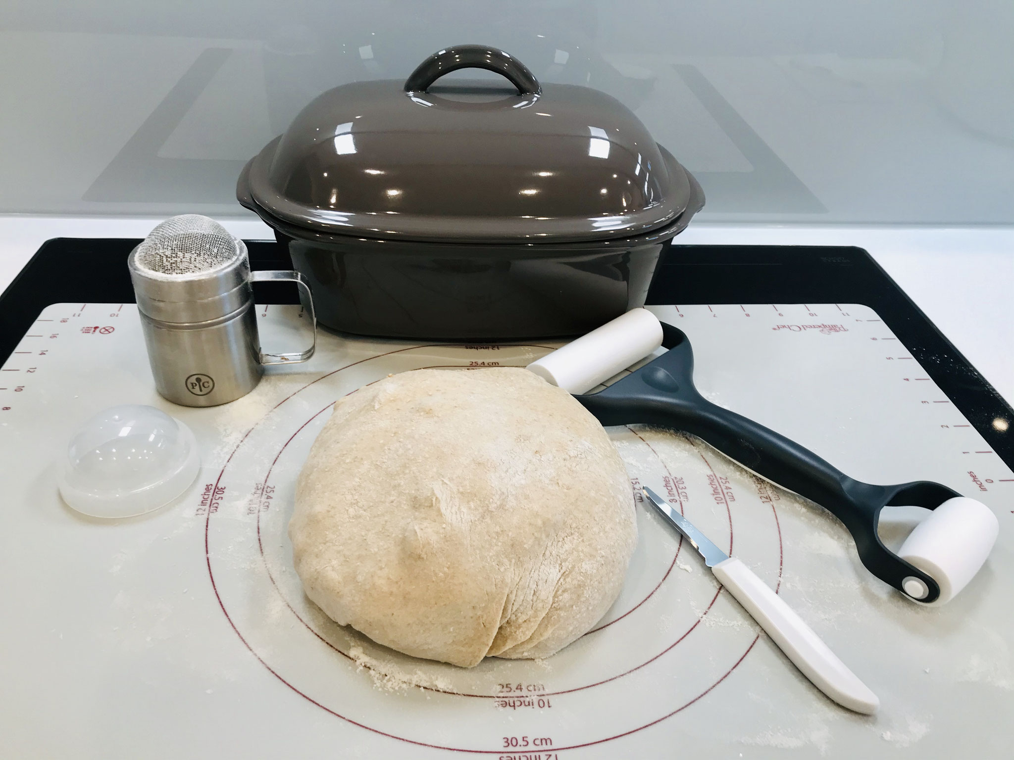 Hier siehst du wie ich mit dem Teigroller von Pampered Chef den Teig ausgewellt hatte um darin die Haselnüsse einzuarbeiten....