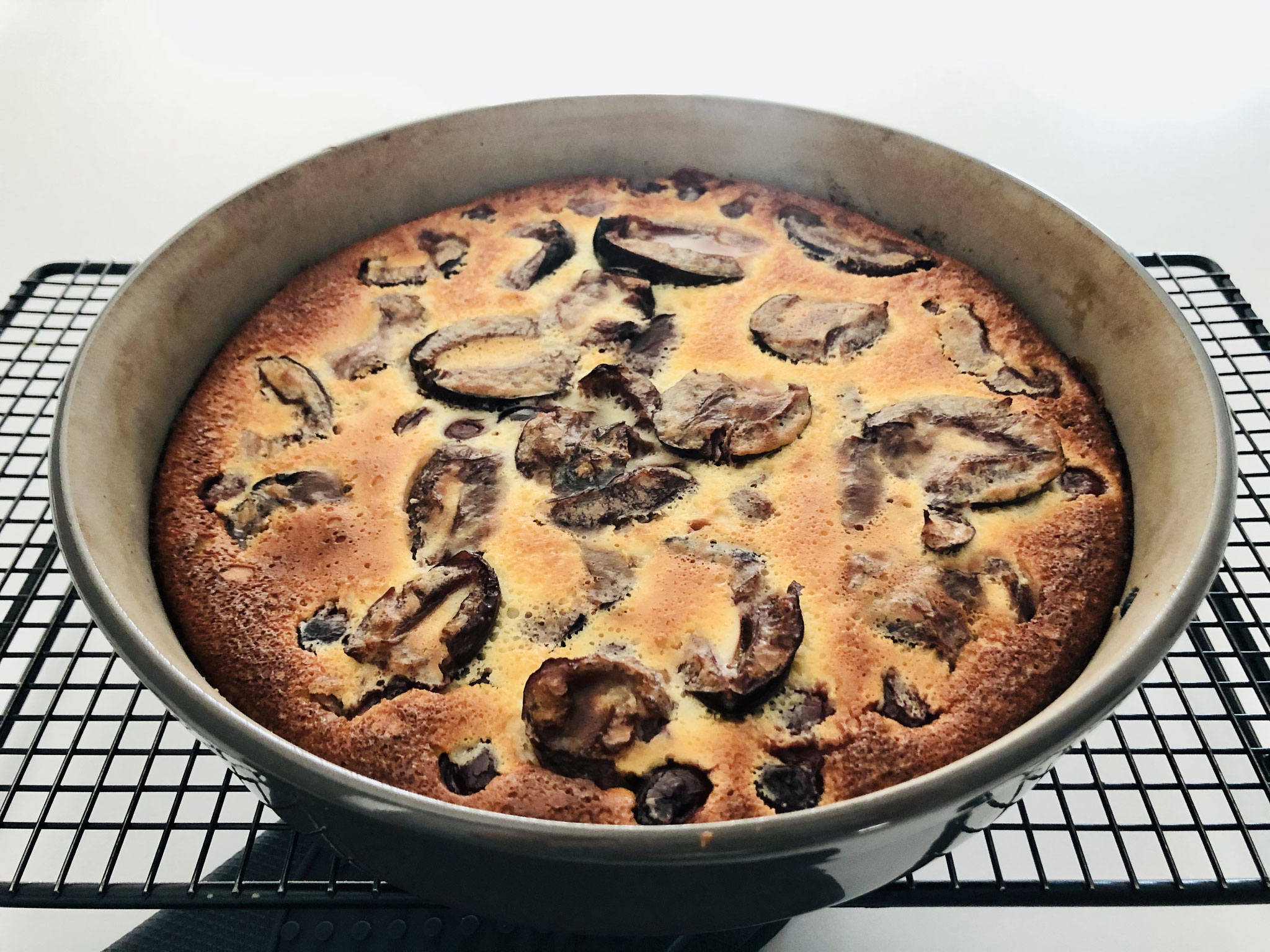 Nach dem backen in der runden Stoneware Kuchenform Leila, den Kuchen auf dem Kuchgitter von Pampered Chef® auskühlen lassen...