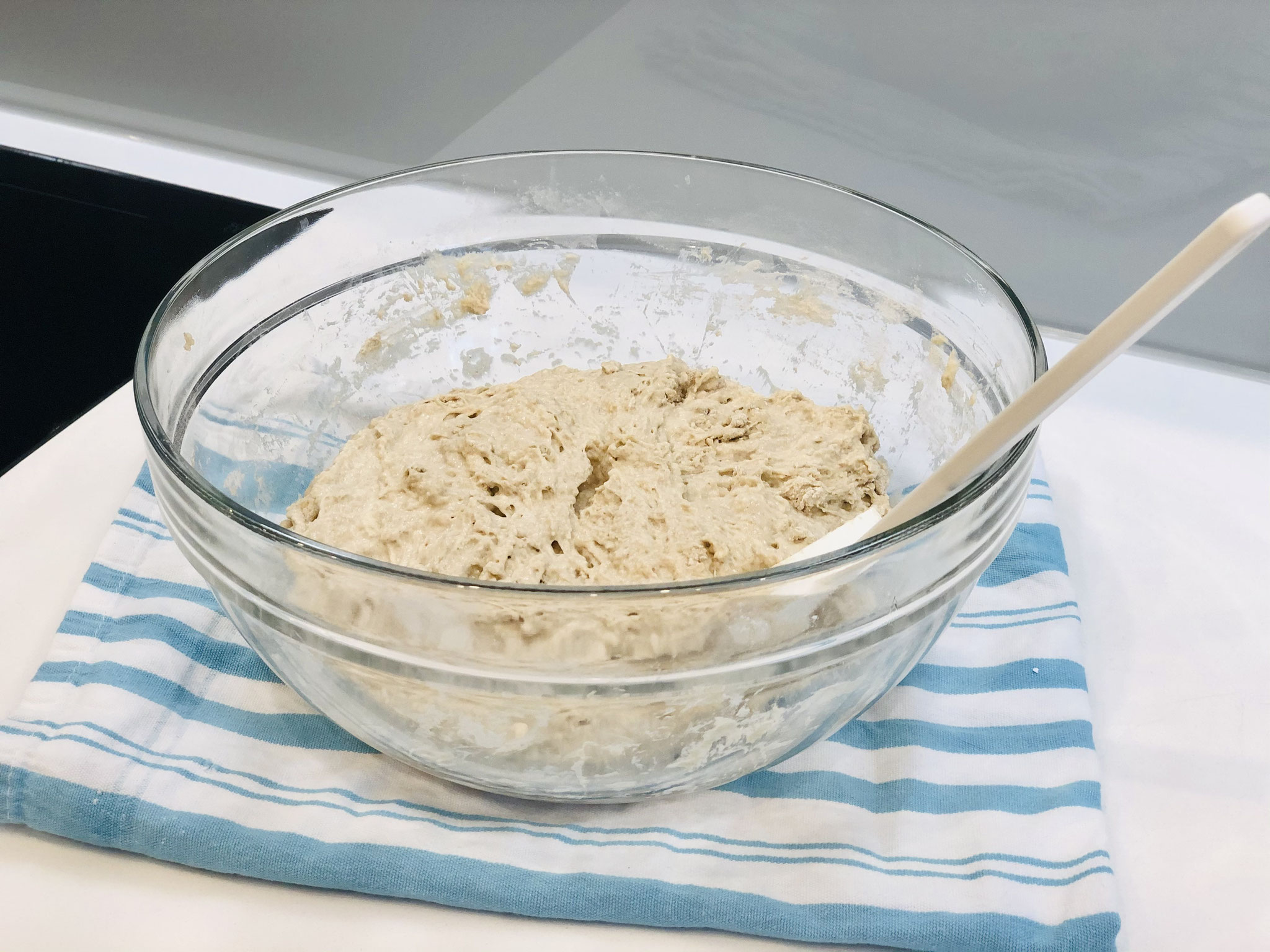 Mit dem Mix´N Scraper rührst du alles solange bis keine Mehlnester mehr zu sehen sind....