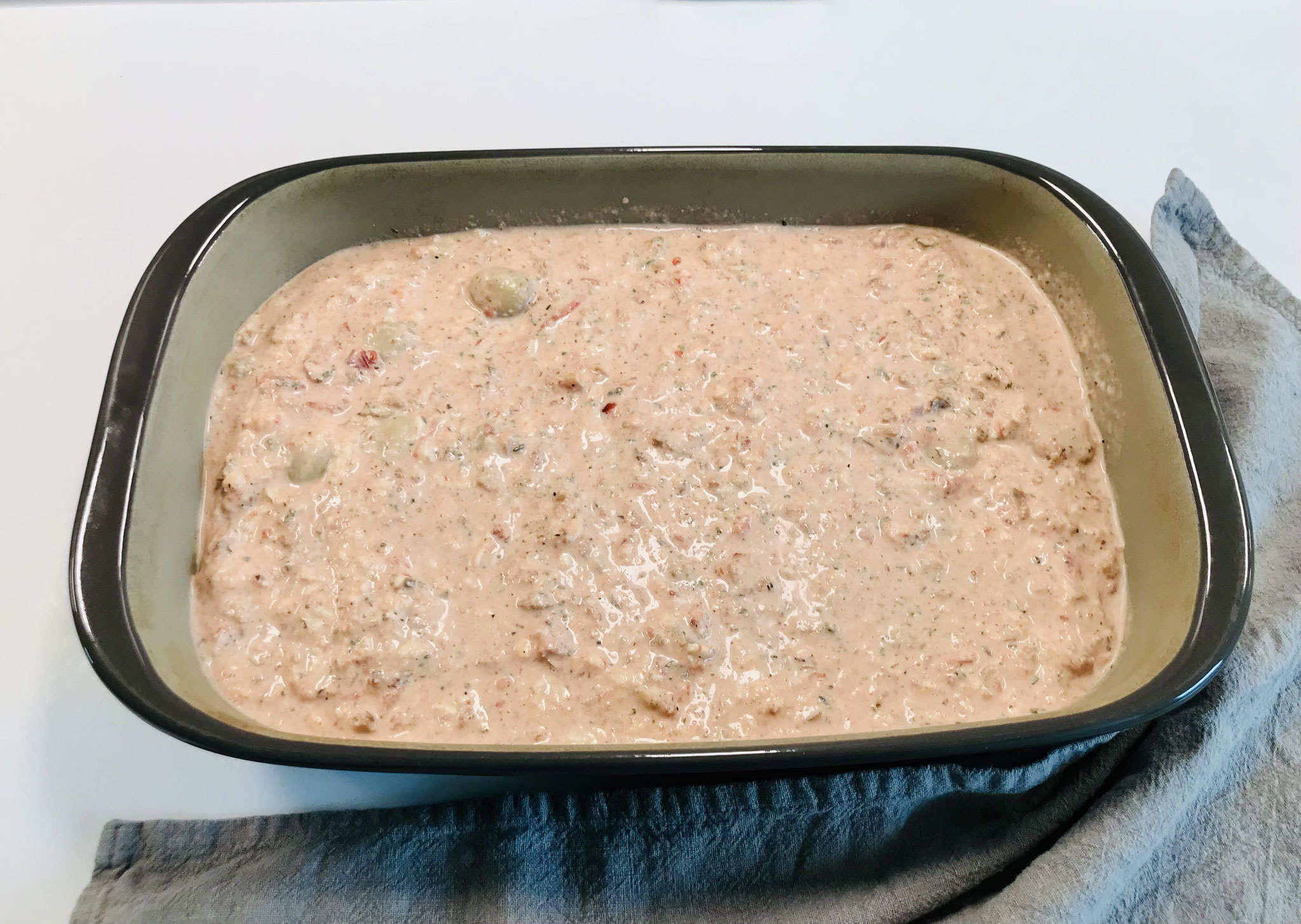 Die Sauce nach der Rezeptanleitung zubereiten und über die Maultaschen gießen... den Zauberstein als Deckel auf die rechteckige große Ofenhexe® legen....