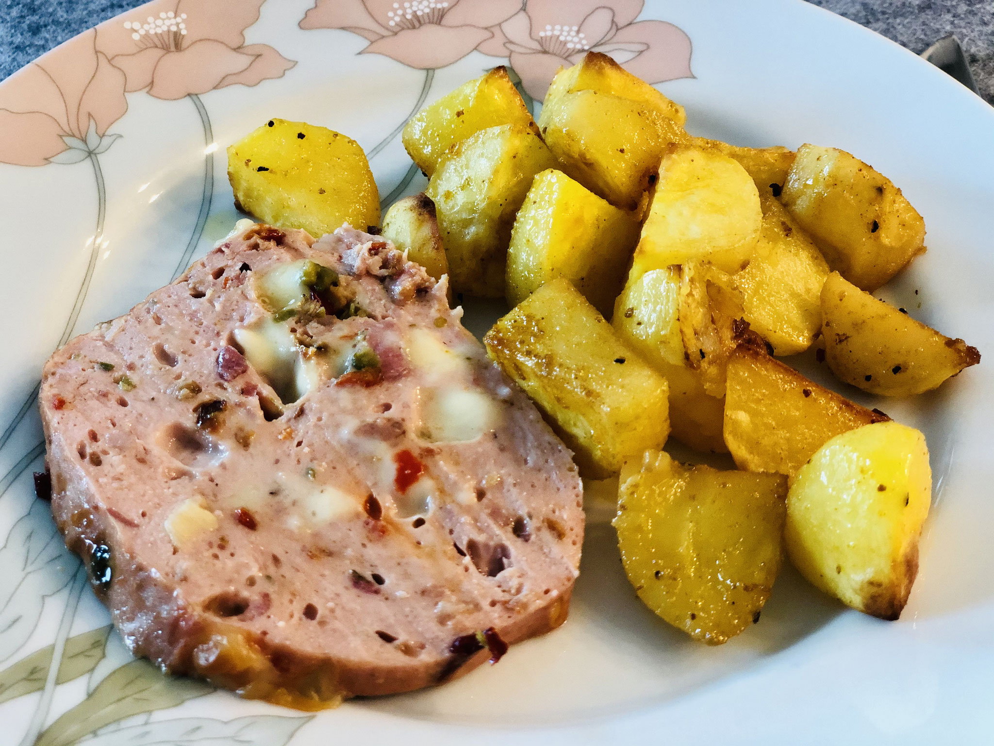 Auch ideal wenn du viele Gäste hast, denn wenn du mehrere Zauberkästen mit Fleischkäse in deinen Backofen stellst, dann kannst du viele Gäste satt bekommen ♥