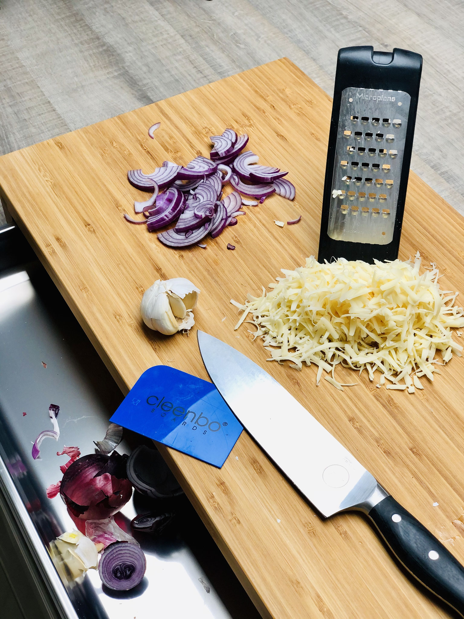 Für deine Pizza schneidet du die Zwiebel mit dem kleinen Küchenhobel. Den Käse reibst du mit der groben Microplane® Reibe...