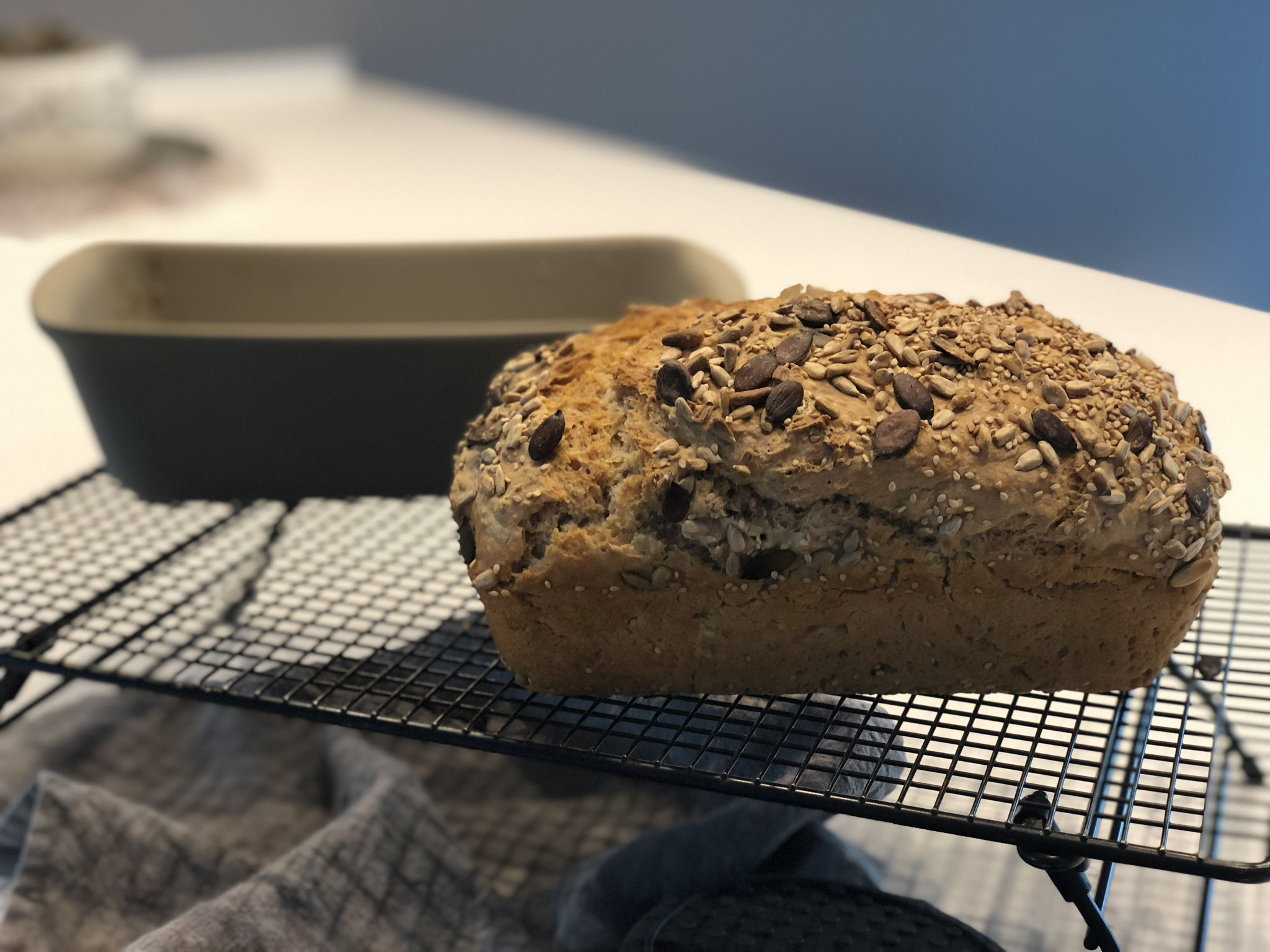 Nun das Brot auf dem Pampered Chef Kuchengitter abkühlen lassen.. Viel Freude beim Nachbacken ♥