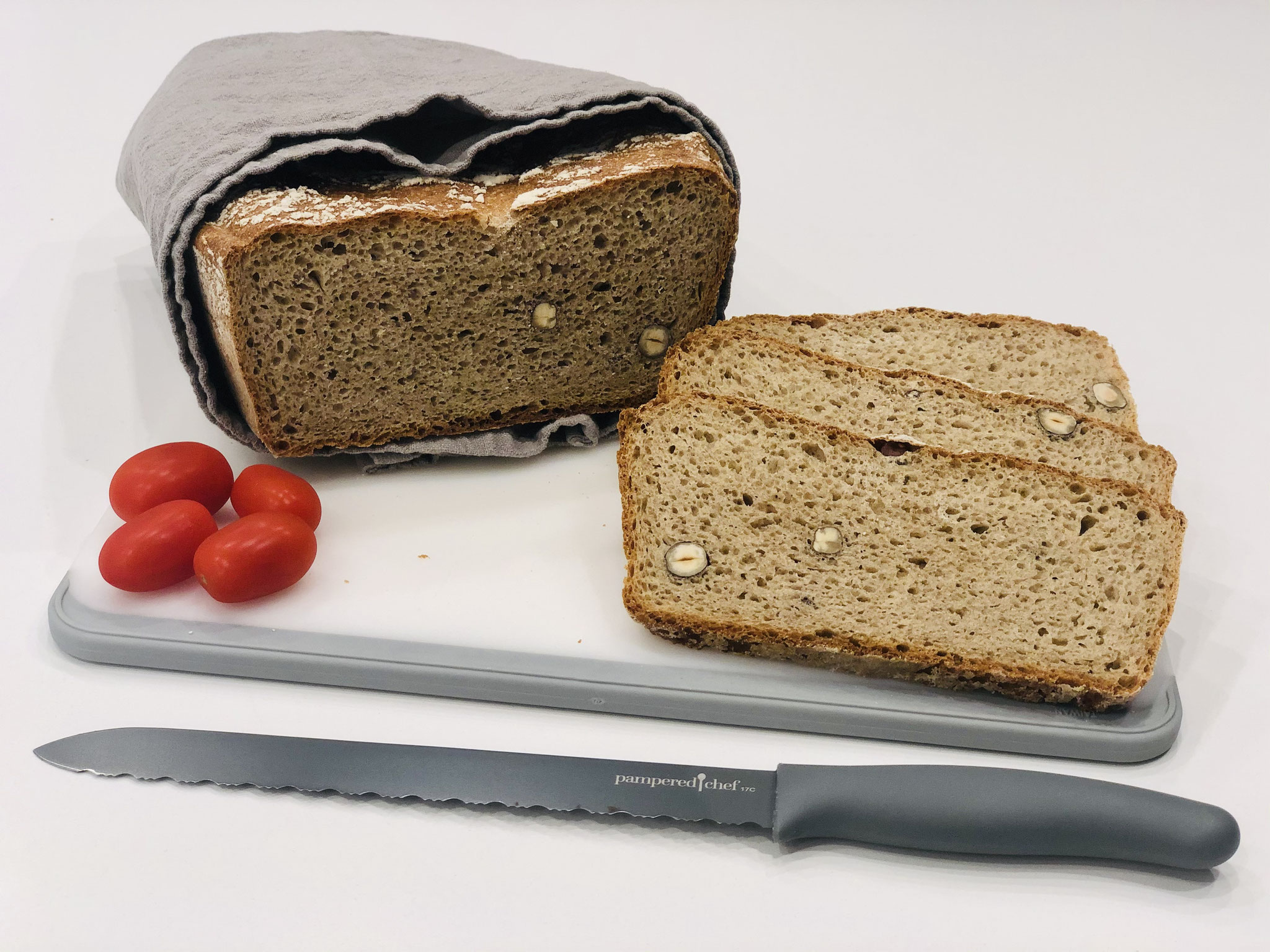 Nach dem abkühlen mit dem Brotmesser von Pampered Chef in Scheiben schneiden und einfach nur noch das Brot genießen ♥