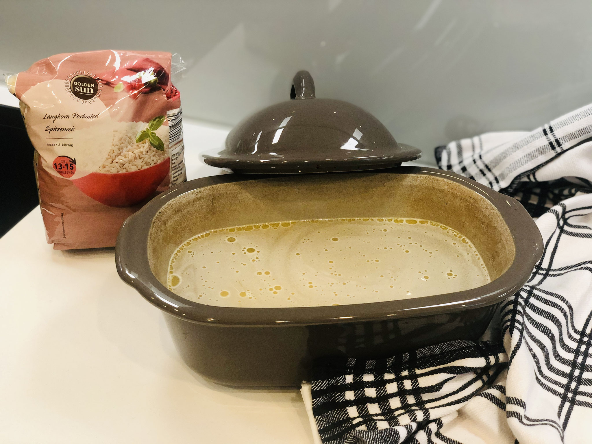 In der Zwischenzeit den Reis im kleinen Zaubermeister zubereiten.