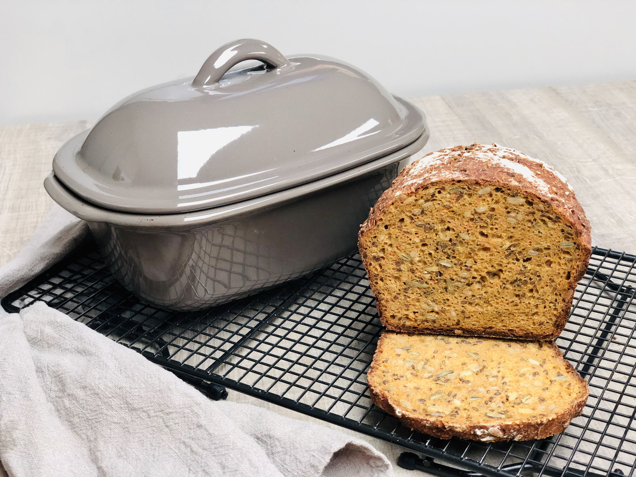 Nach dem Backen stürzt du dein Brot auf das PC Kuchengitter mit Füssen und lässt es darauf auskühlen. Du hast ein tolles knuspriges Steinbackofenbrot aus deinem Zaubermeister.