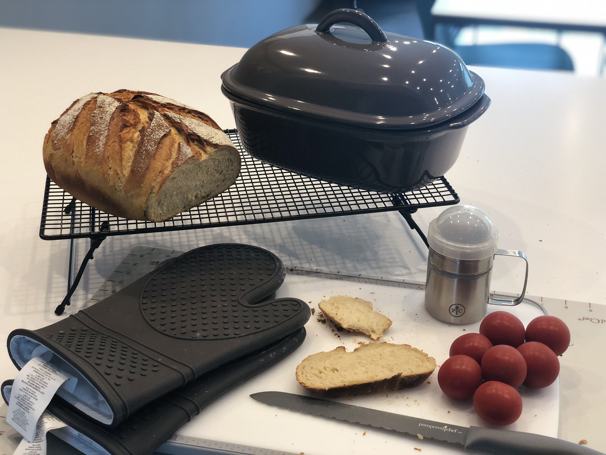 Den Brotteig wie im Rezept angegeben im Thermomix® oder der Bosch Cookit® Küchenmaschine zubereiten...