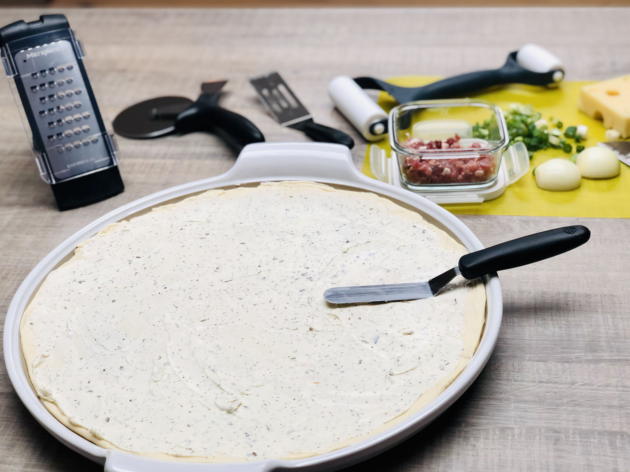 Mit dem kleinen Streicher verteilst du deinen Schmand ganz gleichmässig