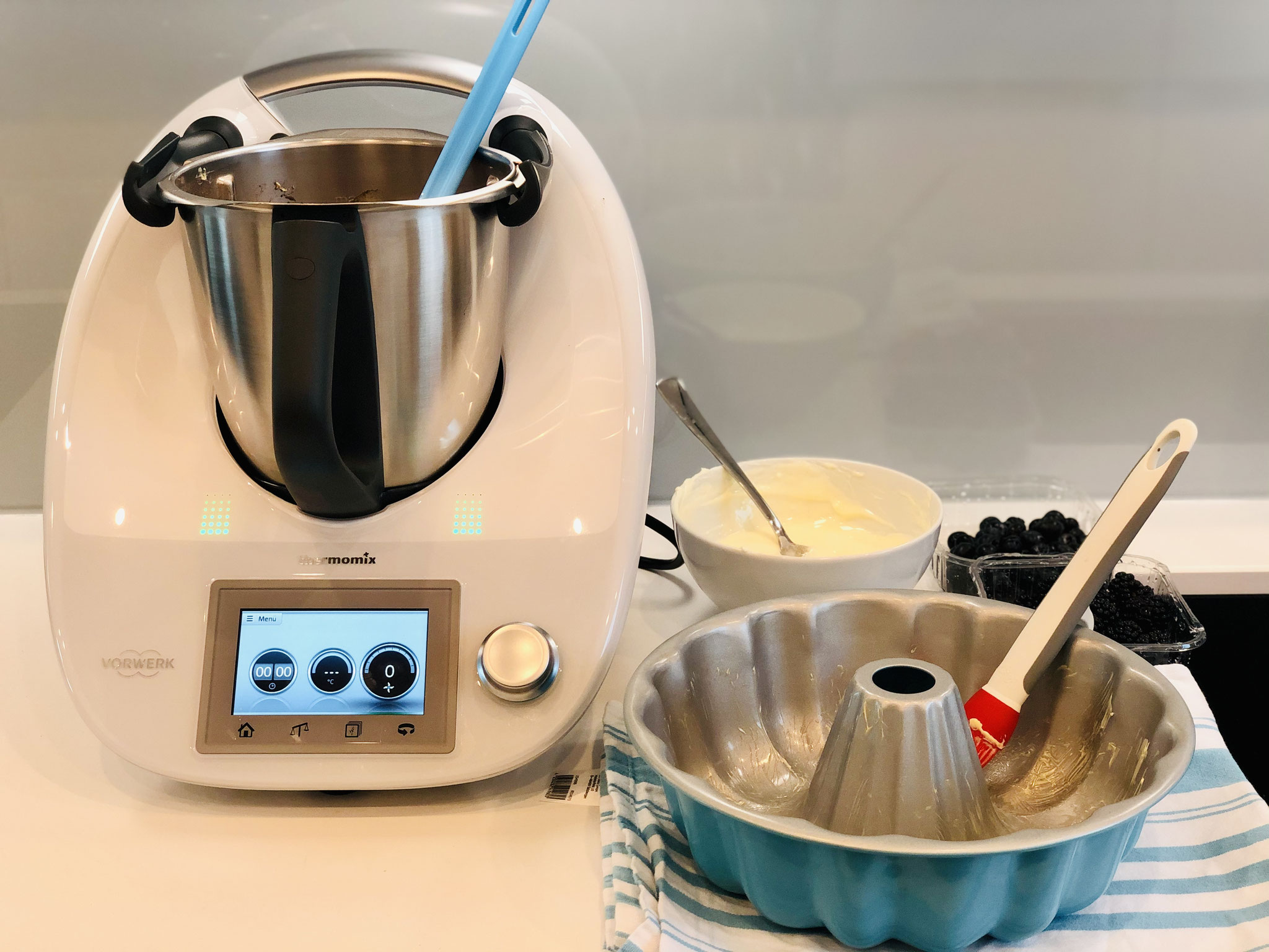 Hier siehst du wie ich die Kranzform von Pampered Chef mit dem Silikonpinsel gut einfette...