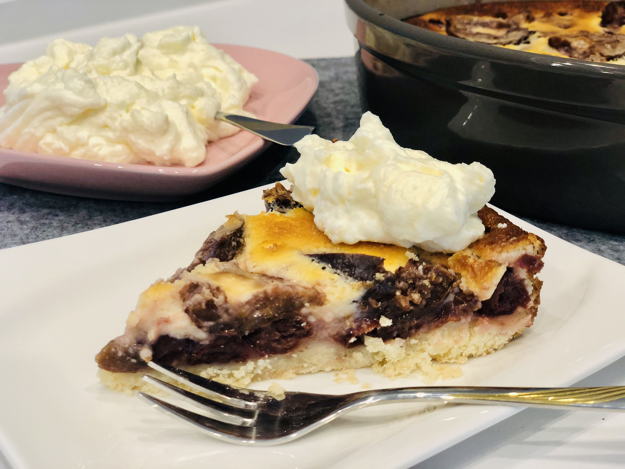 Der Kuchen schmeckt mit etwas Sahne einfach zum reinlegen ♥