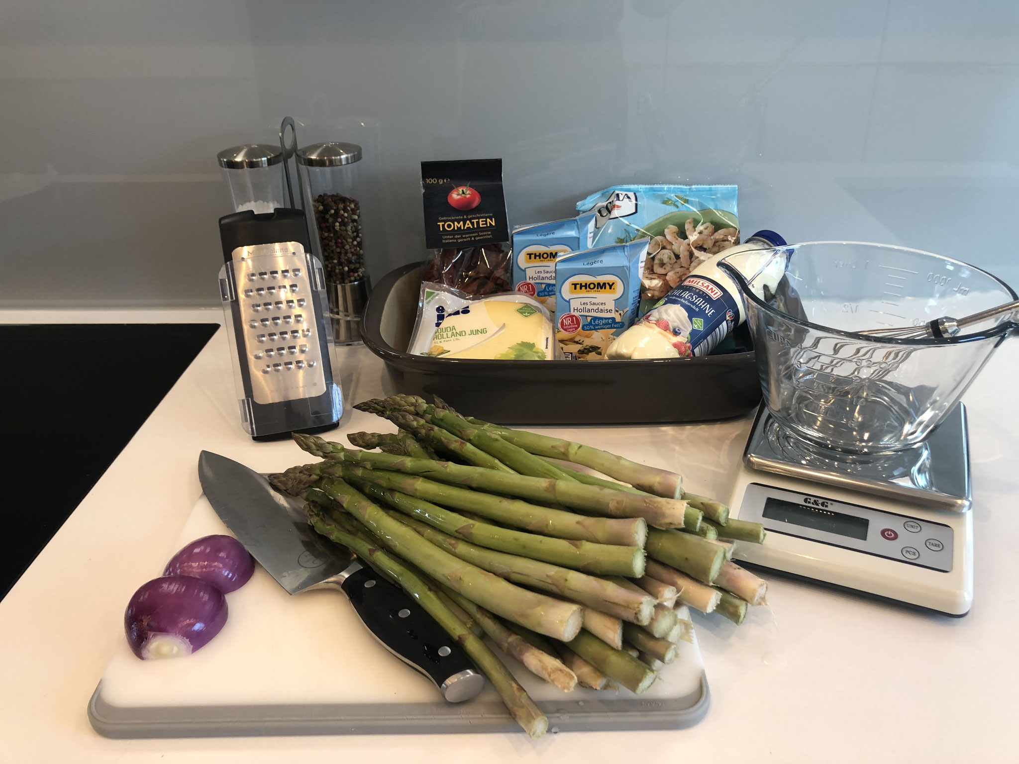 Den grünen Spargel waschen und schneiden und mit den Garnelen in die Ofenhexe® geben...