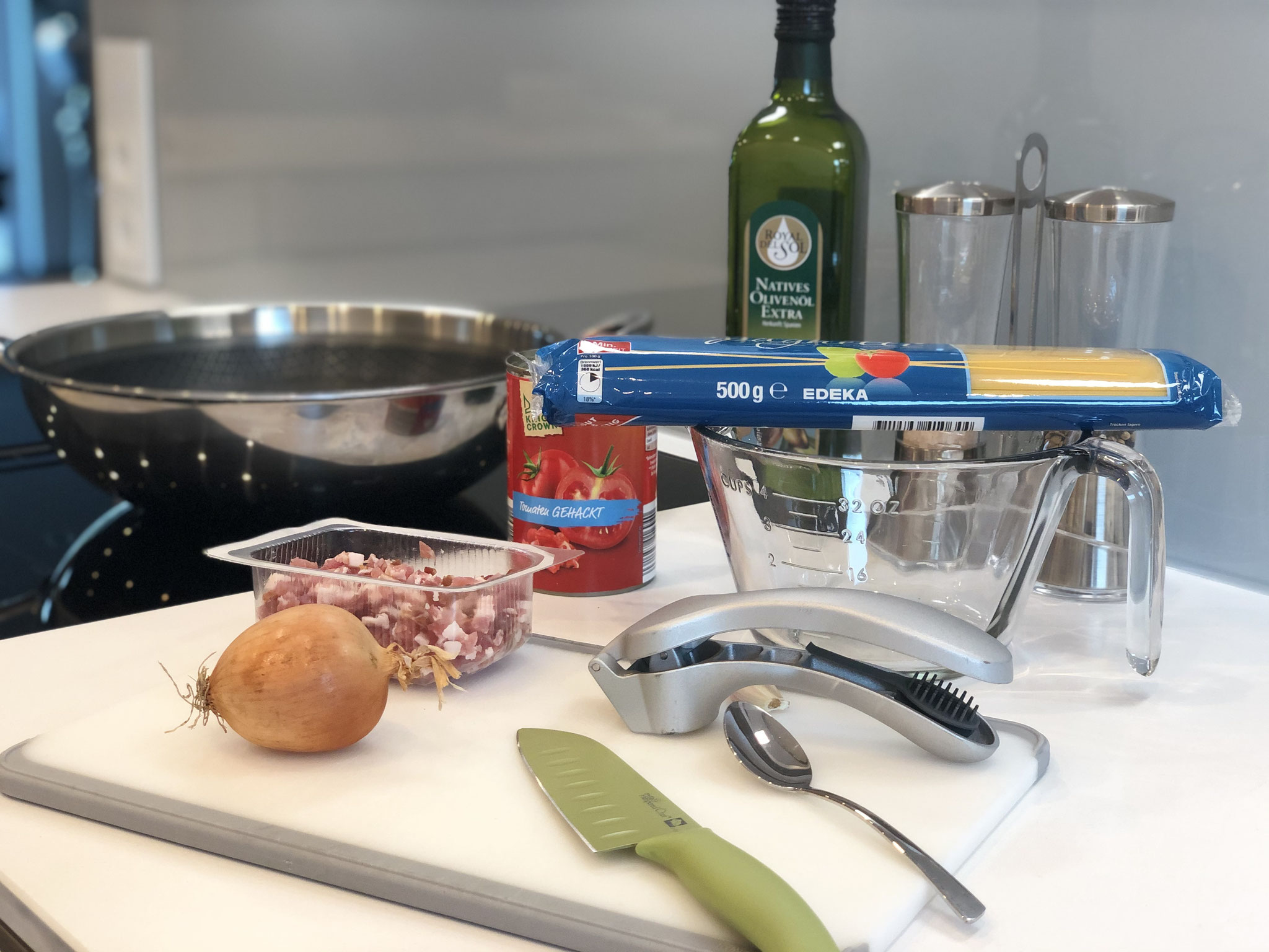 Alle Zutaten herrichten und als erstes die Spaghetti in der Wok-Pfanne mit reichlich Salzwasser al dente kochen...