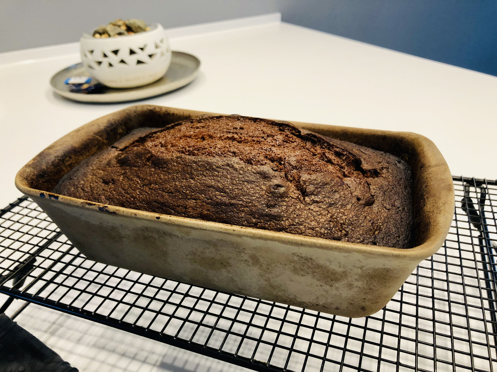 Nach dem backen lässt du den Kuchen in der Form auf dem Kuchengitter von Pampered Chef erkalten - erst wenn der Kuchen erkaltet ist, dann stürzt du diesen aus der Form...
