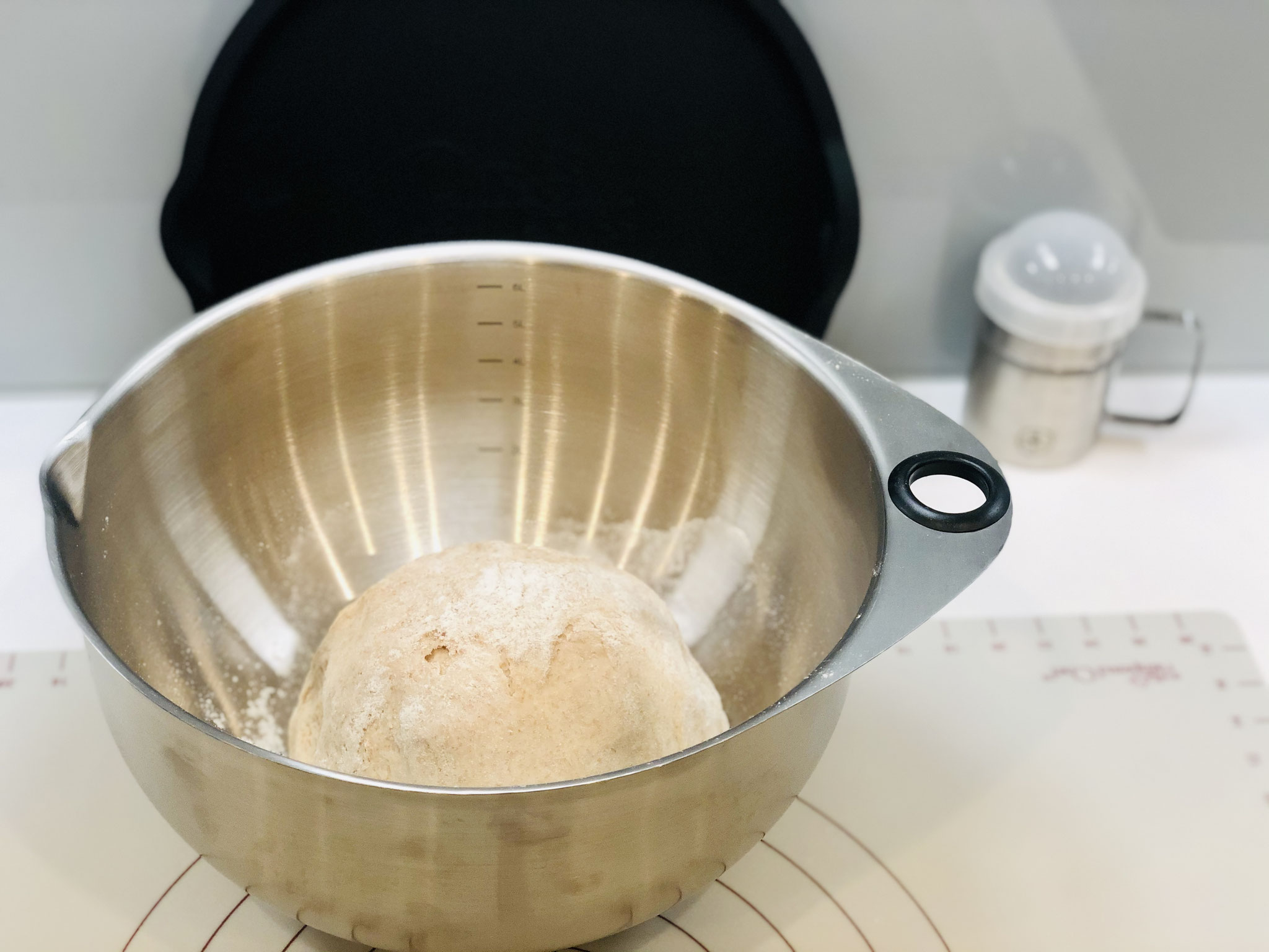 Hier siehst du wie ich den Teig zum Ruhen in die große Edelstahlschüssel von Pampered Chef® lege....