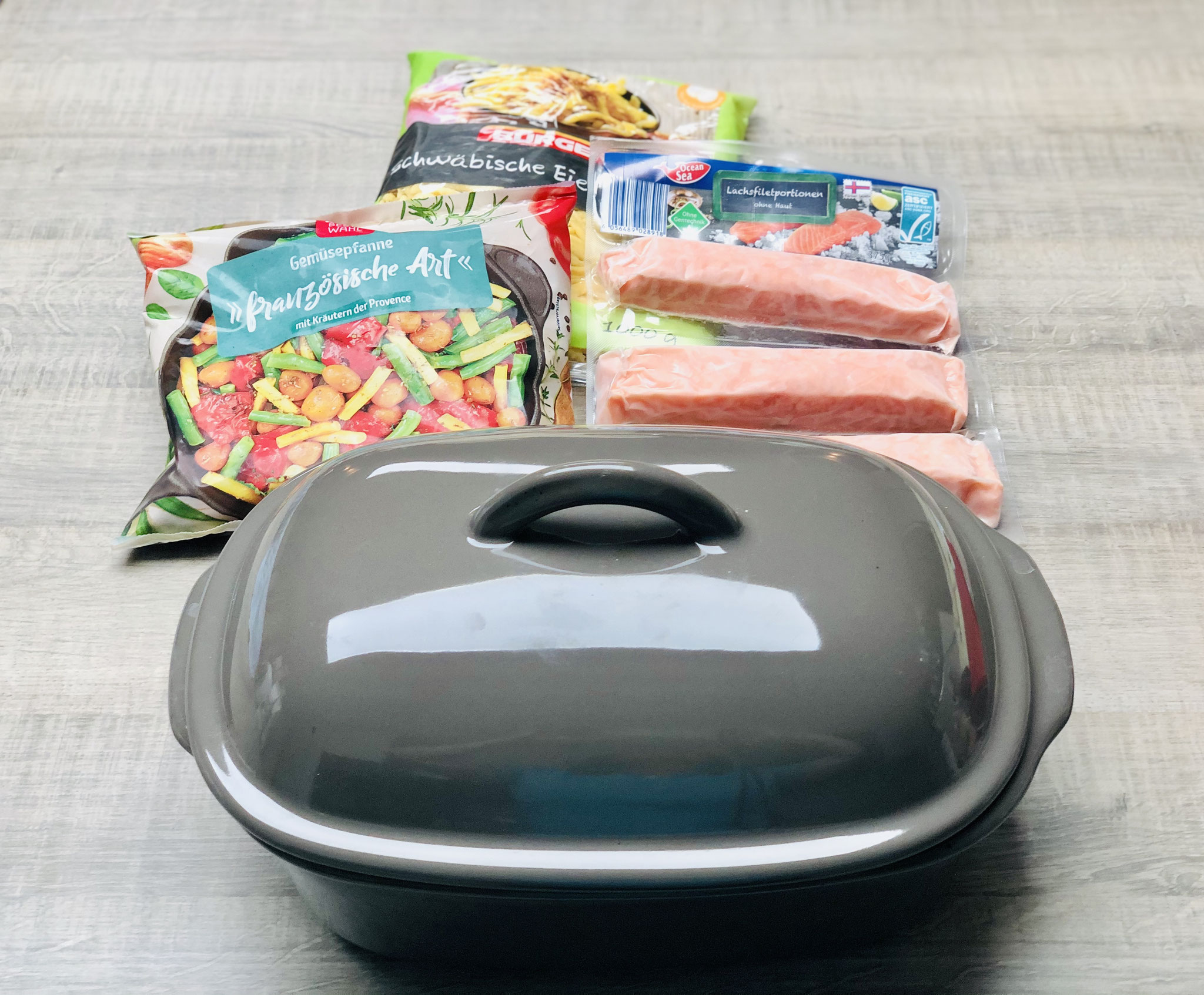 Lasse den Lachs und das Gemüse leicht antauen. Wichtig ist bei diesem Gericht, dass der Ofenmeister in den kalten Backofen eingeschoben wird.