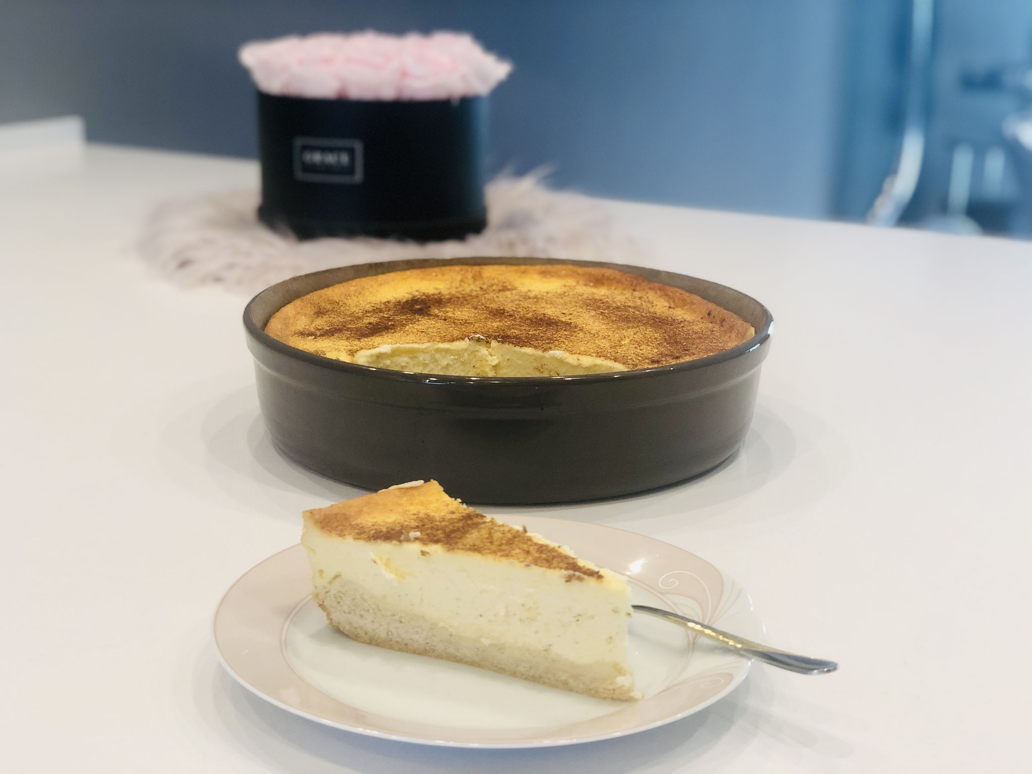 Hier siehst du den Anschnitt und du kannst sehen wie zart rahmig dieser Kuchen ist. Schade dass du dieses Geschmackserlebnis nun nur sehen kannst. ♥