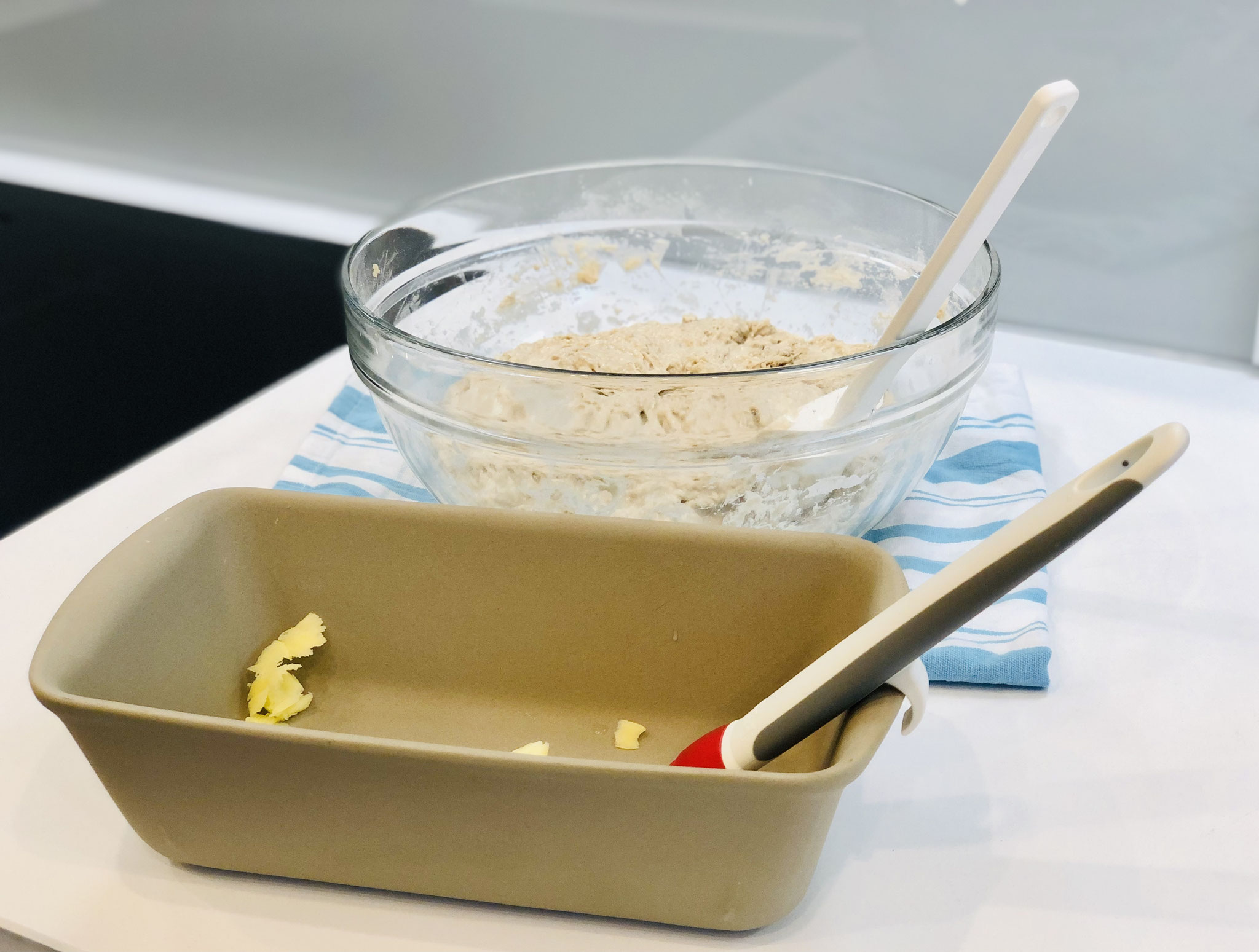 Mit dem Silikonpinsel von Pampered Chef fettest du die Form entweder mit Rapsöl oder Butterschmalz ein wenig aus...