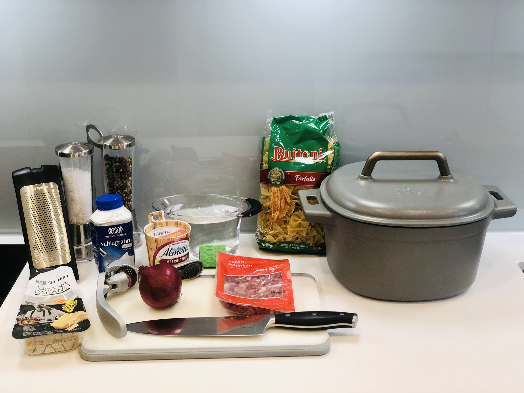 Richte dir alle Zutaten für deine One-Pot Nudeln hin....