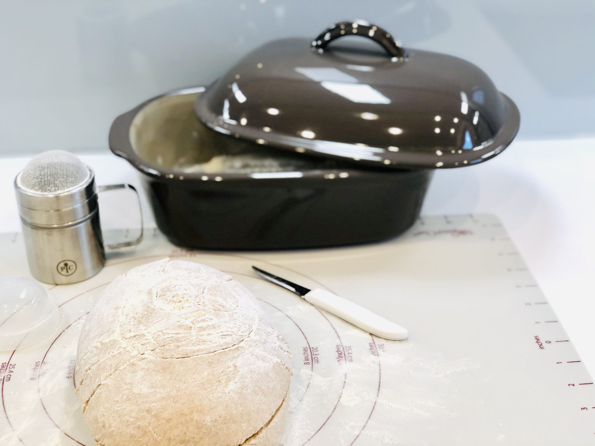 Hier siehst du meinen gefalteten und geritzten Teig der nun in den leicht gefetteten Ofenmeister von Pampered Chef gelegt wird.