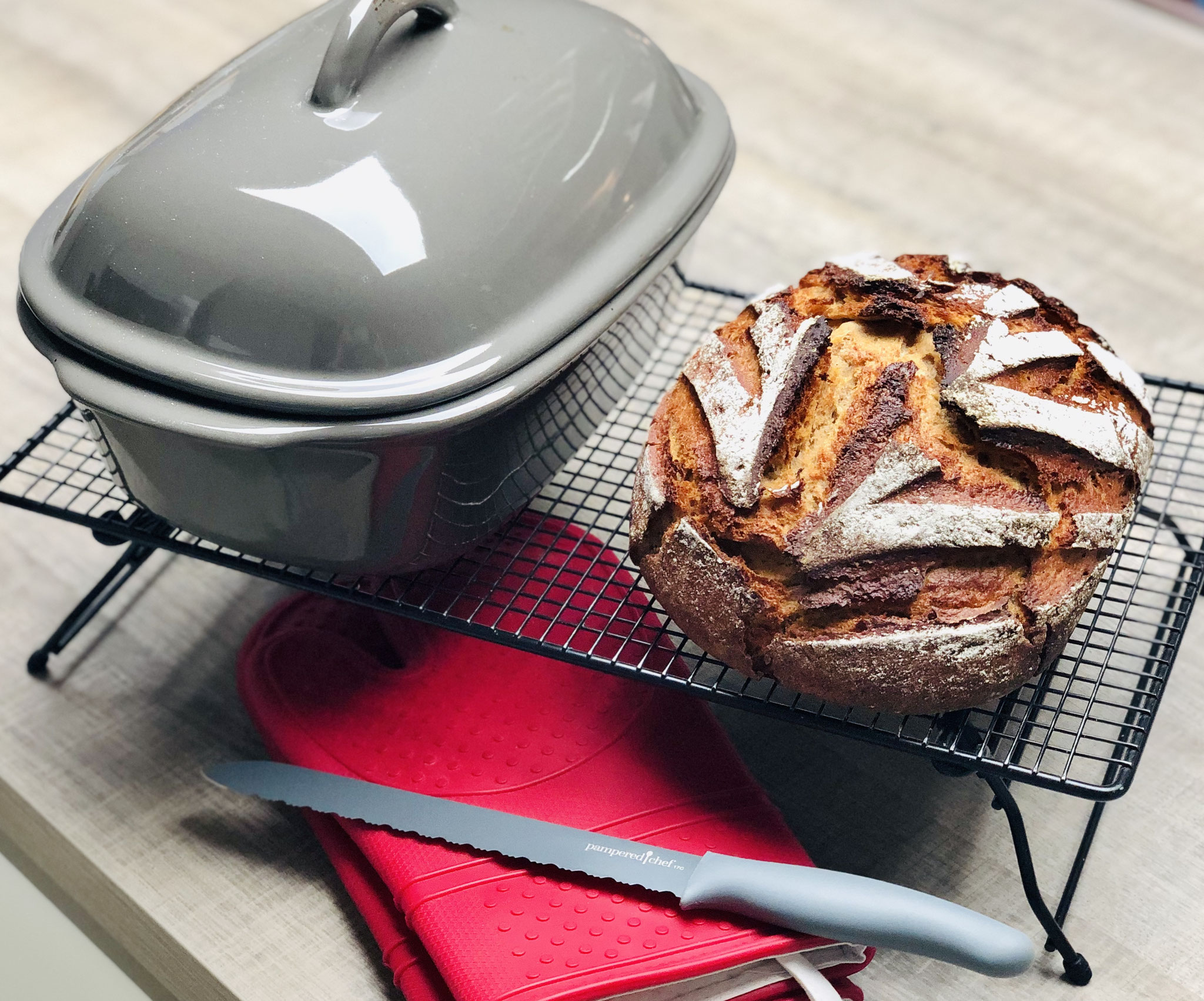 Schau dir das dampfende knusprige Brot an ♥ Stürze das Brot auf das Kuchengitter mit Füssen und lasse es so abdampfen...