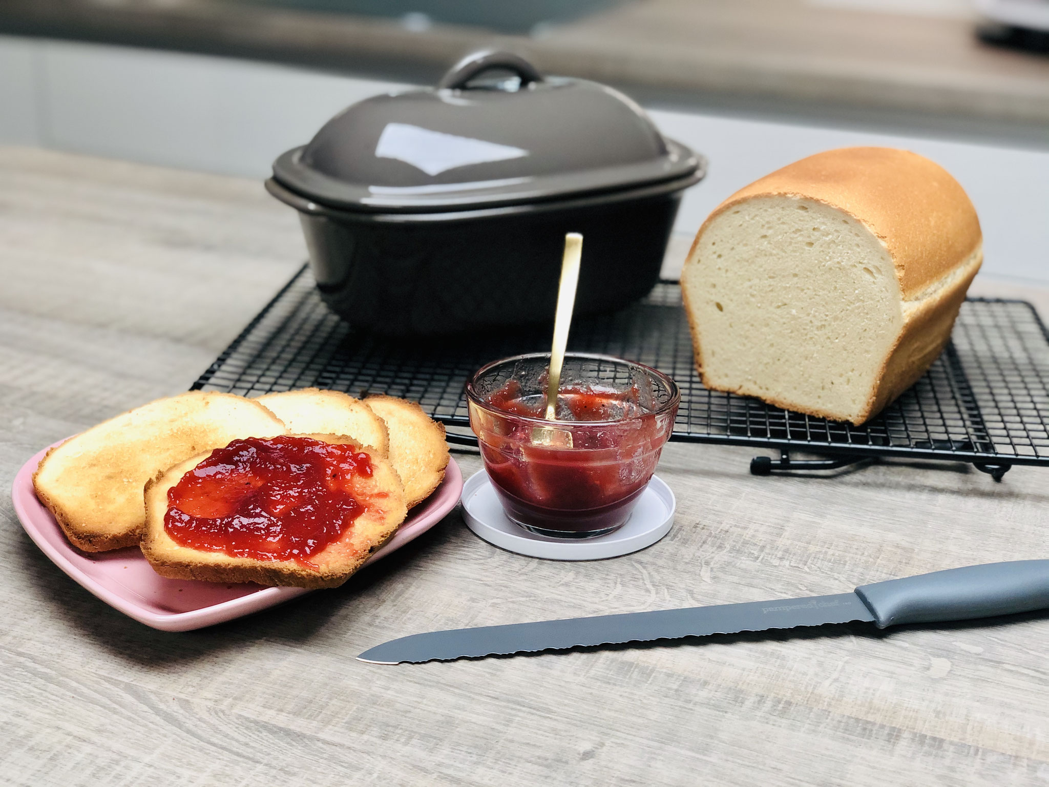 In Scheiben aufschneiden und im Toaster goldgelb und knusprig backen - I Love selbst gebackenes Toastbrot