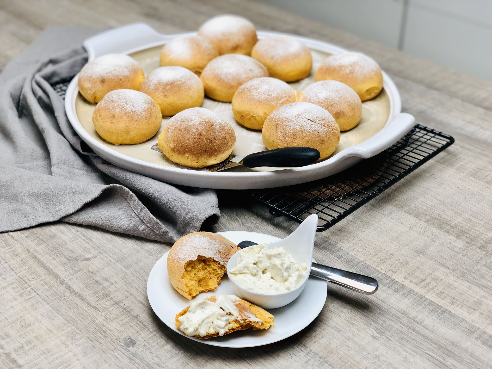 Ich konnte nicht abwarten und musste sofort nach dem Backen ein Brötchen aufreißen und mit Frischkäse verzehren 