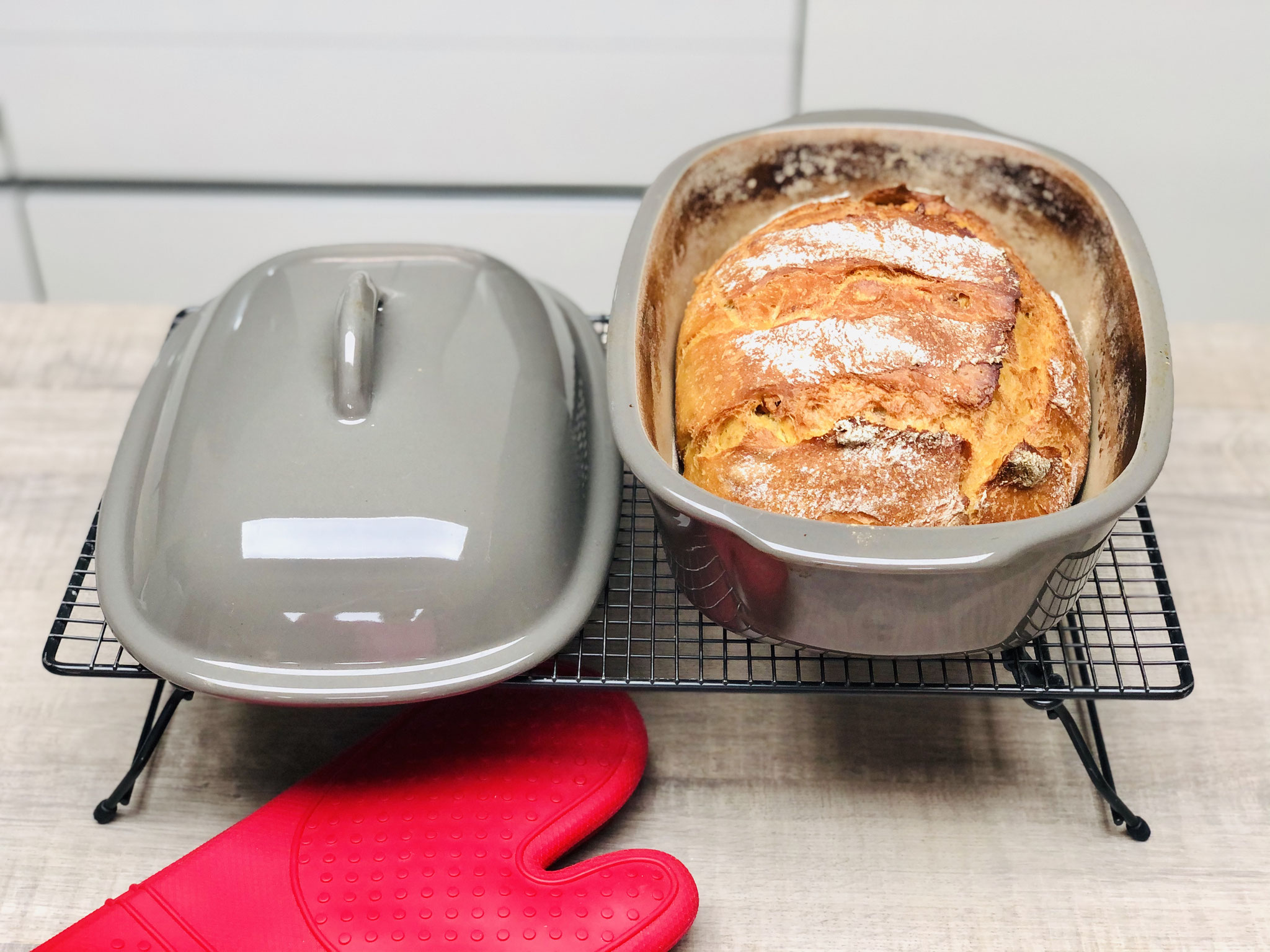 Nach dem Backen ist das Brot knusprig und fluffig. Du hast dir ein Steinbackofenbrot in deinem Backofen gebacken.